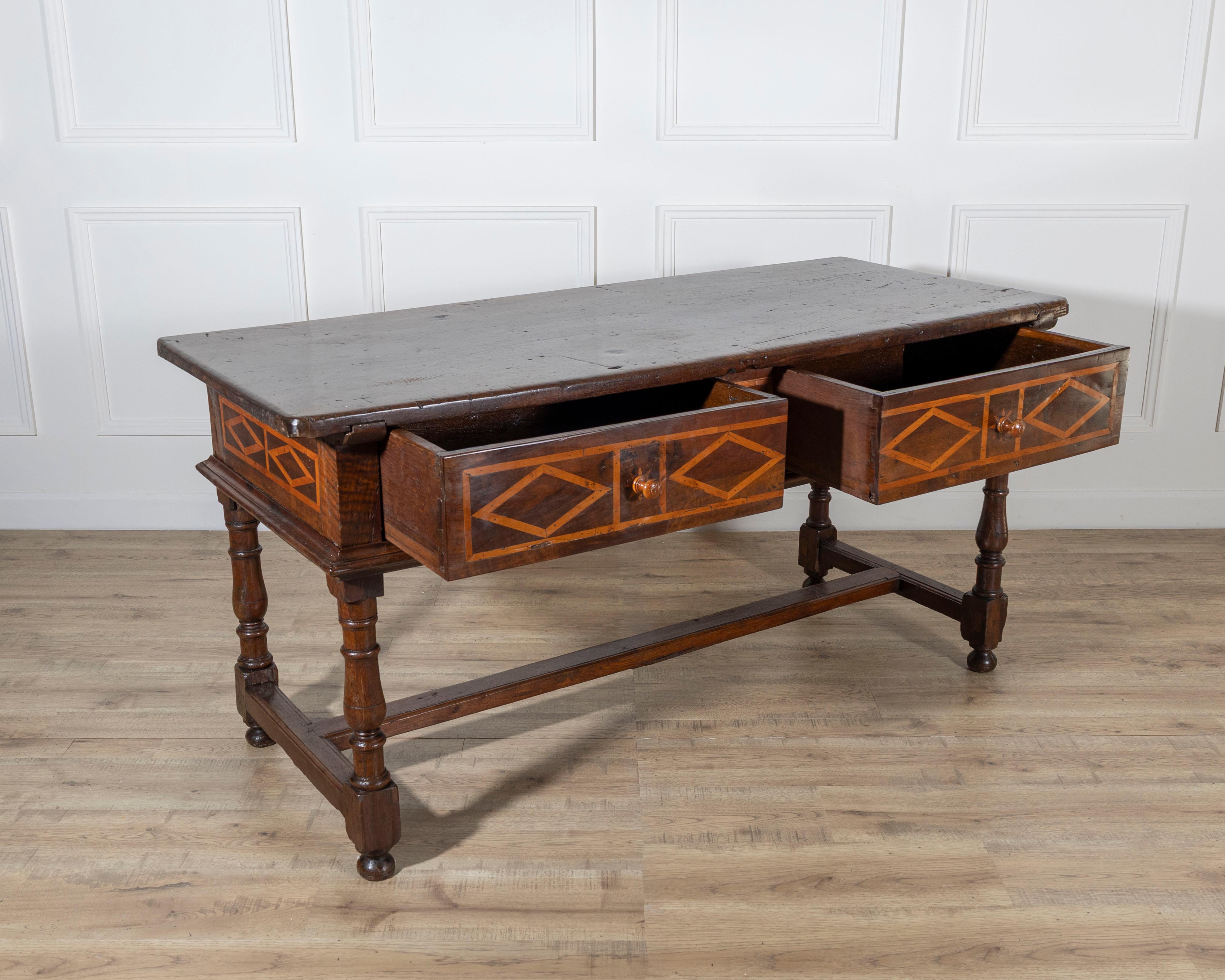 Cerise Table Fratino italienne du 17e siècle en noyer avec incrustation de cerisier en vente