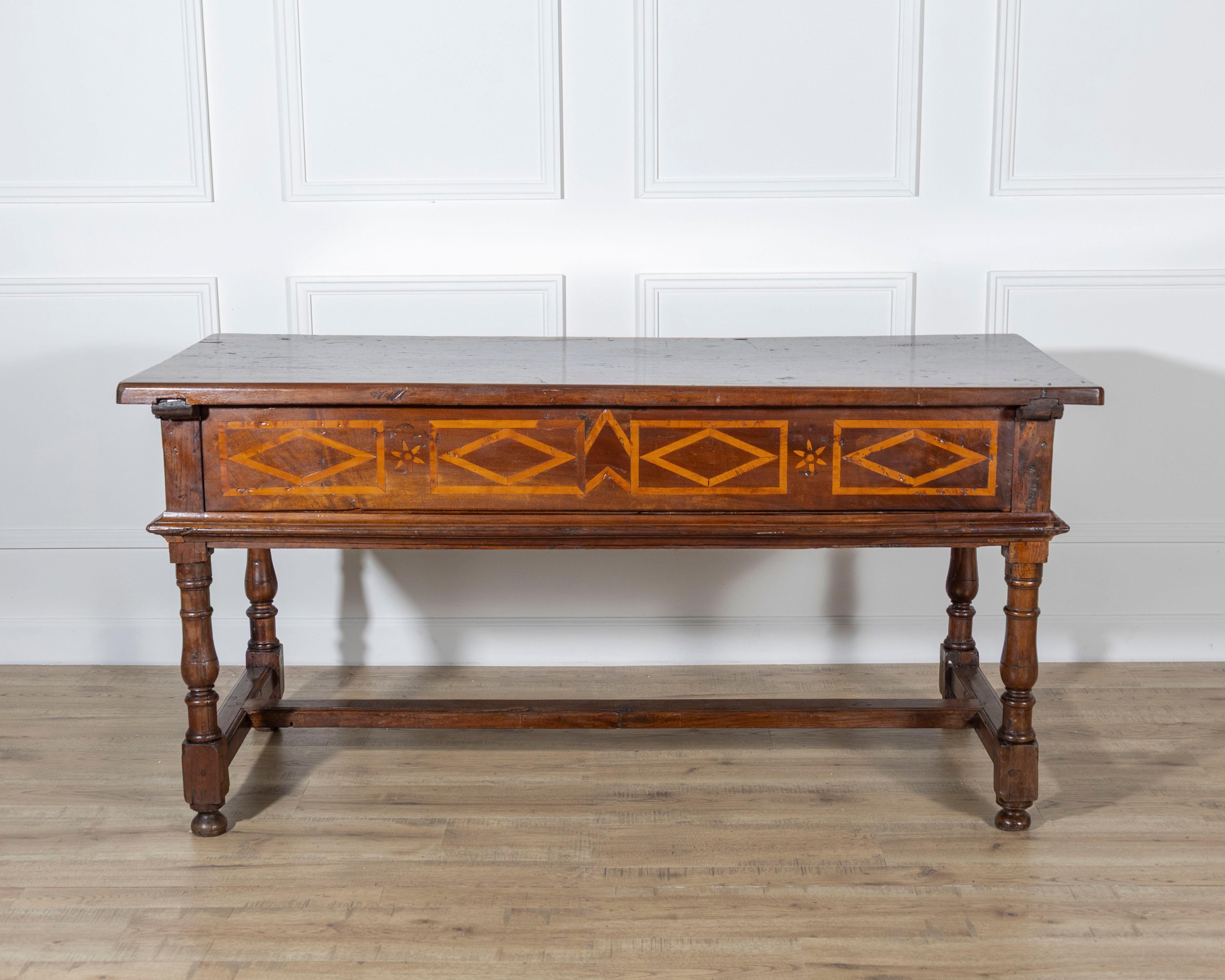 Table Fratino italienne du 17e siècle en noyer avec incrustation de cerisier en vente 2