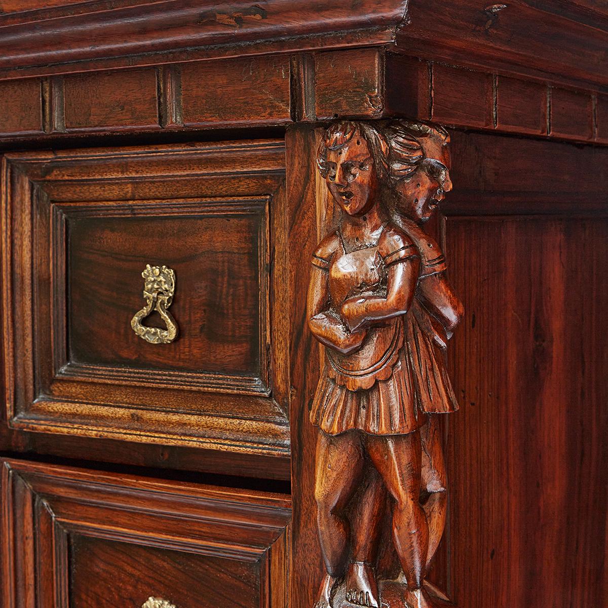 17th Century Italian Genoese Louis XIV  Coin Cabinet Armiger Figures Carving In Good Condition For Sale In Milan, IT