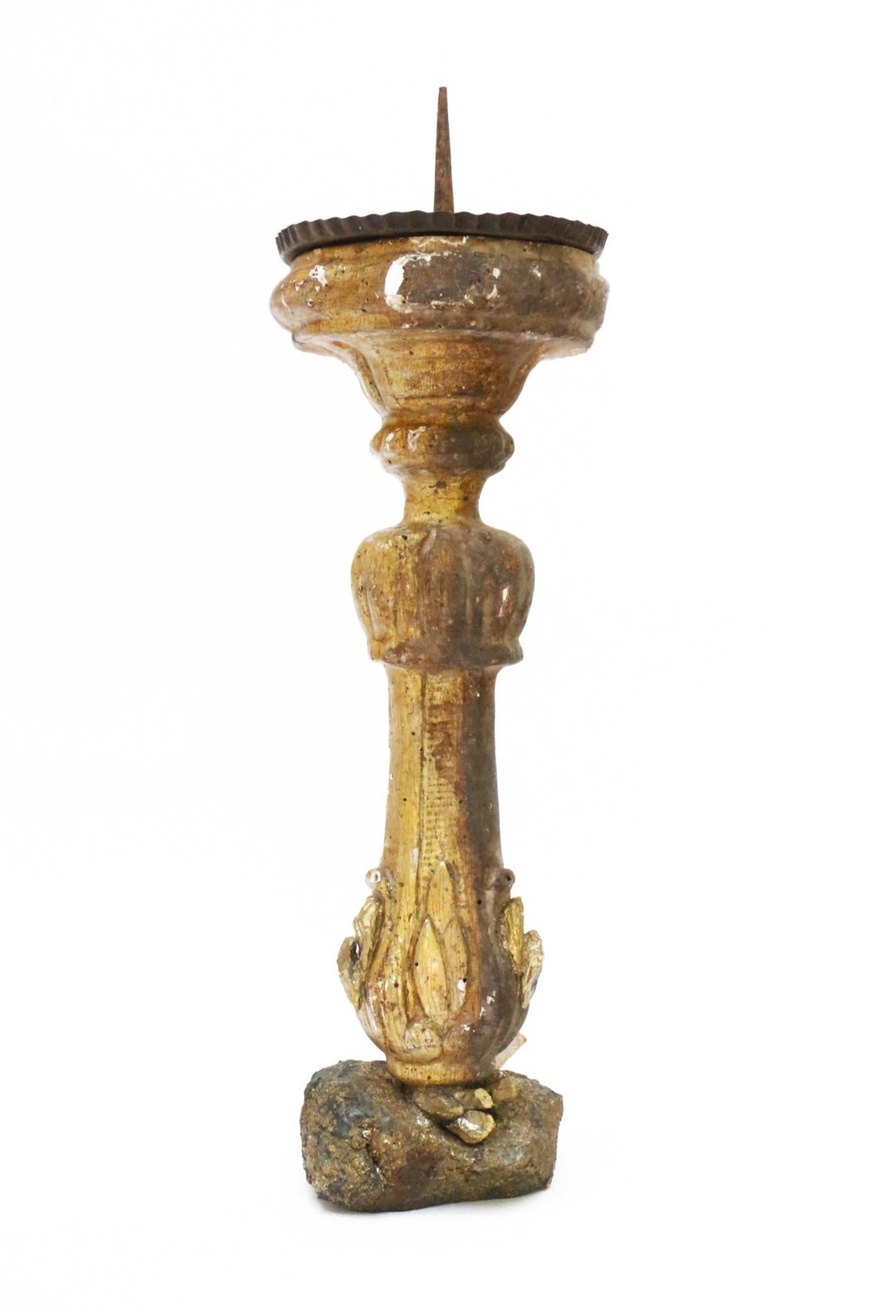 Skulpturaler italienischer vergoldeter Kerzenleuchter aus dem 17. Jahrhundert, montiert auf Chalkopyrit und verziert mit vergoldetem Kyanit.

Dieses Fragment war ursprünglich Teil eines Kerzenständers aus einer Kirche in Italien. Es ist von der Zeit