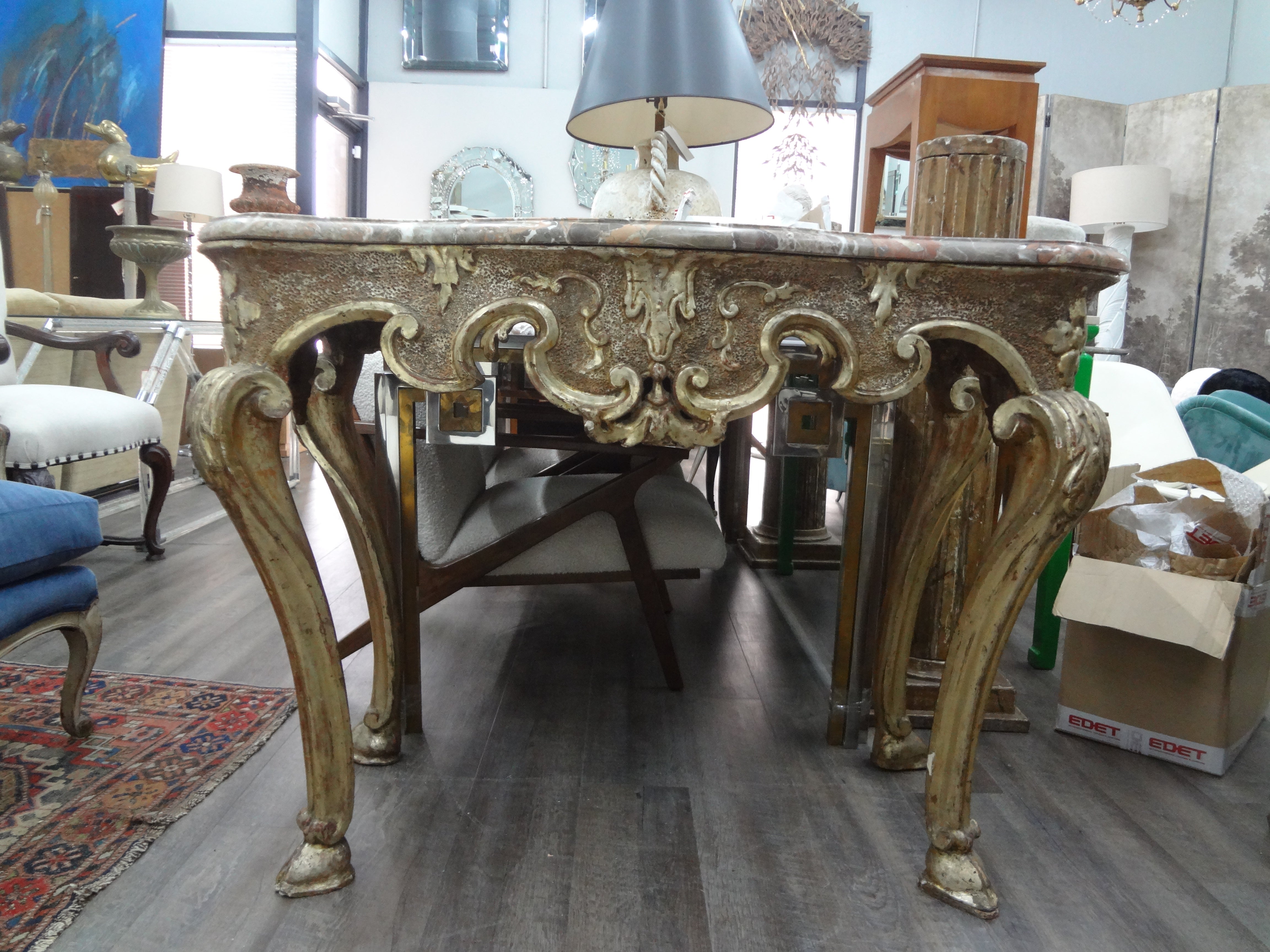 Table console italienne en bois doré du 17e siècle provenant de Naples.
Cette superbe console italienne ancienne en bois doré napolitain est indépendante et ferait sensation dans un hall d'entrée, un salon ou une salle à manger.
Superbe patine !