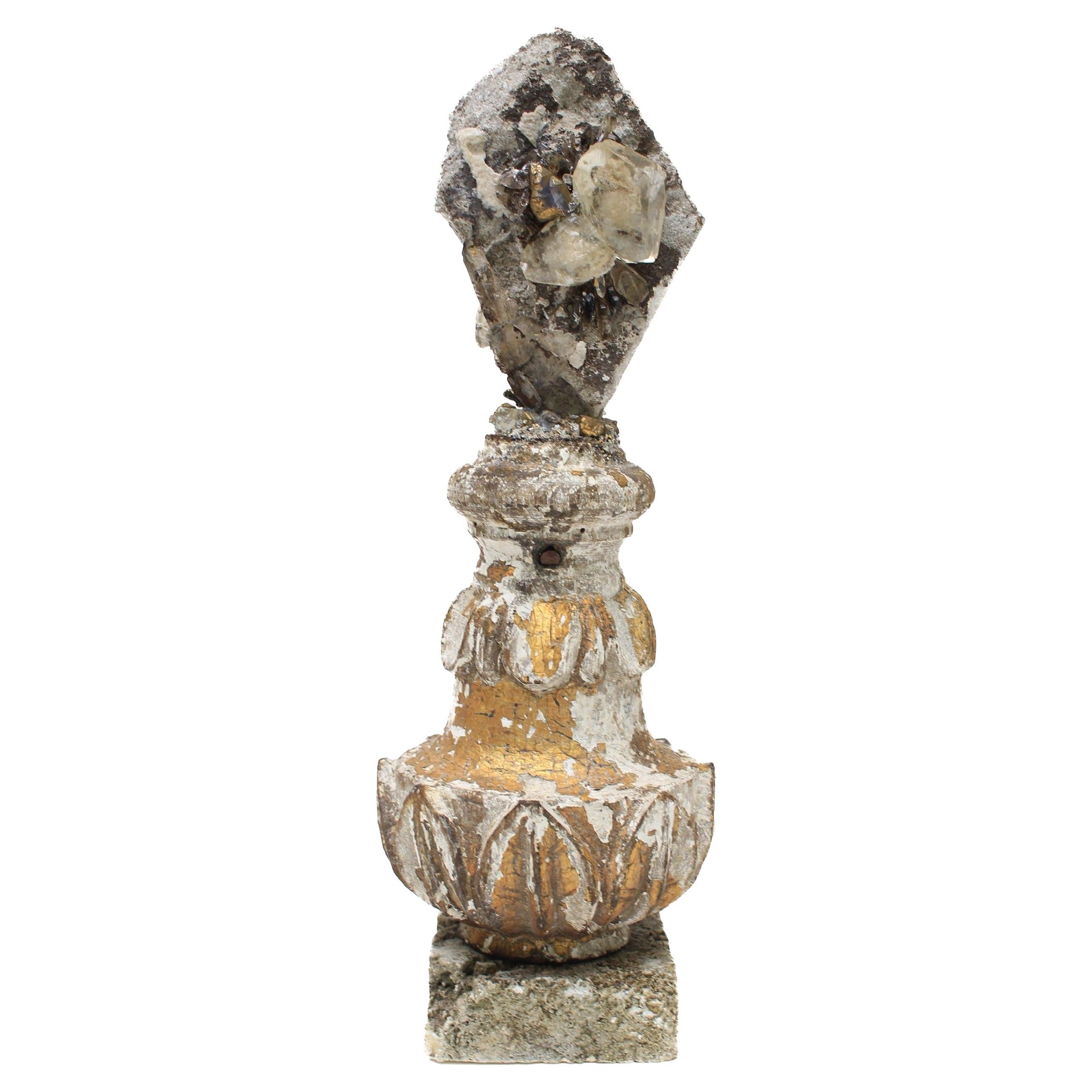 Fragmento italiano del siglo XVII de pan de oro con cristales de calcita en matriz