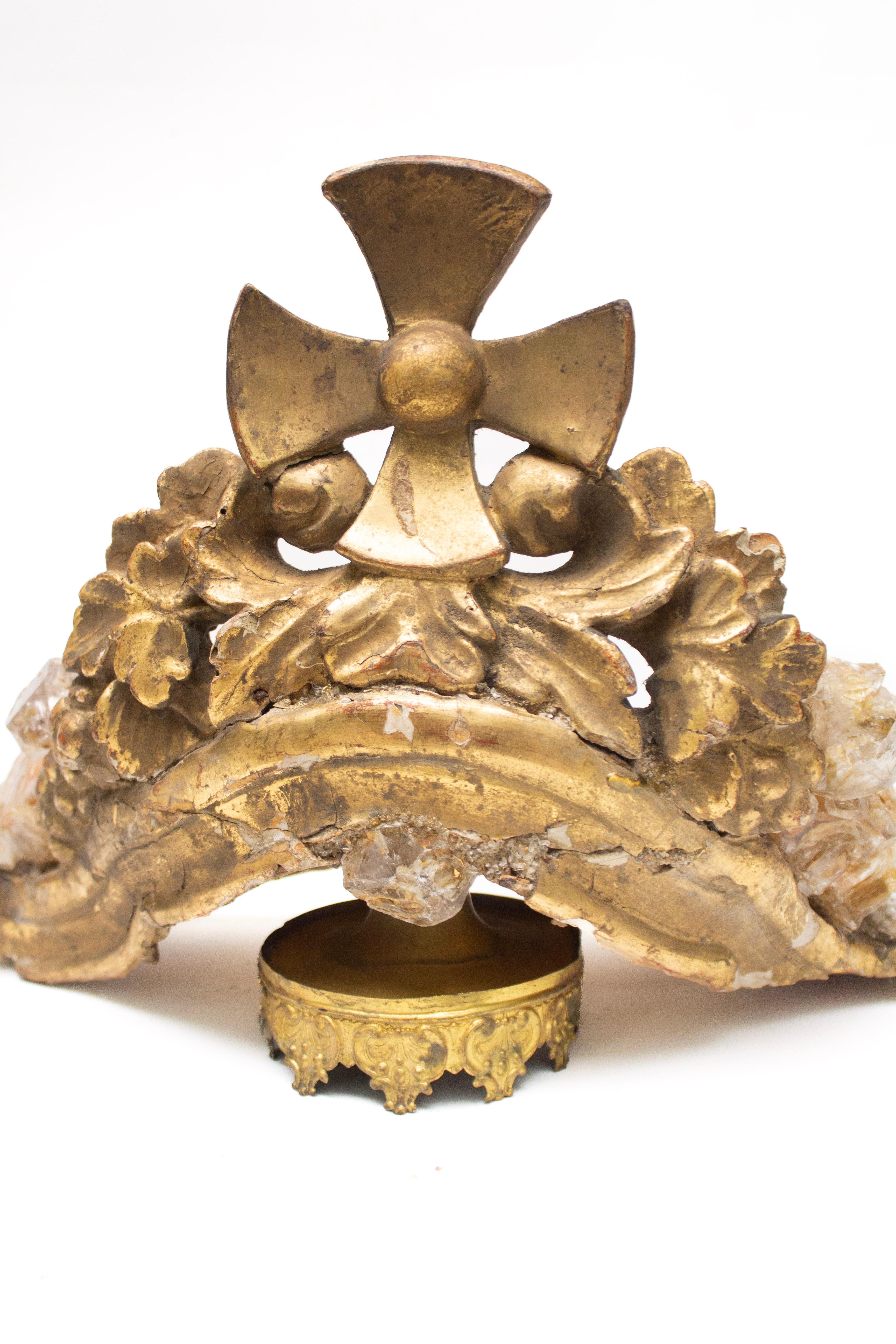 Rococò 17th Century Italian Hand-Carved and Gilded Crown with Himalayan Diamonds in vendita