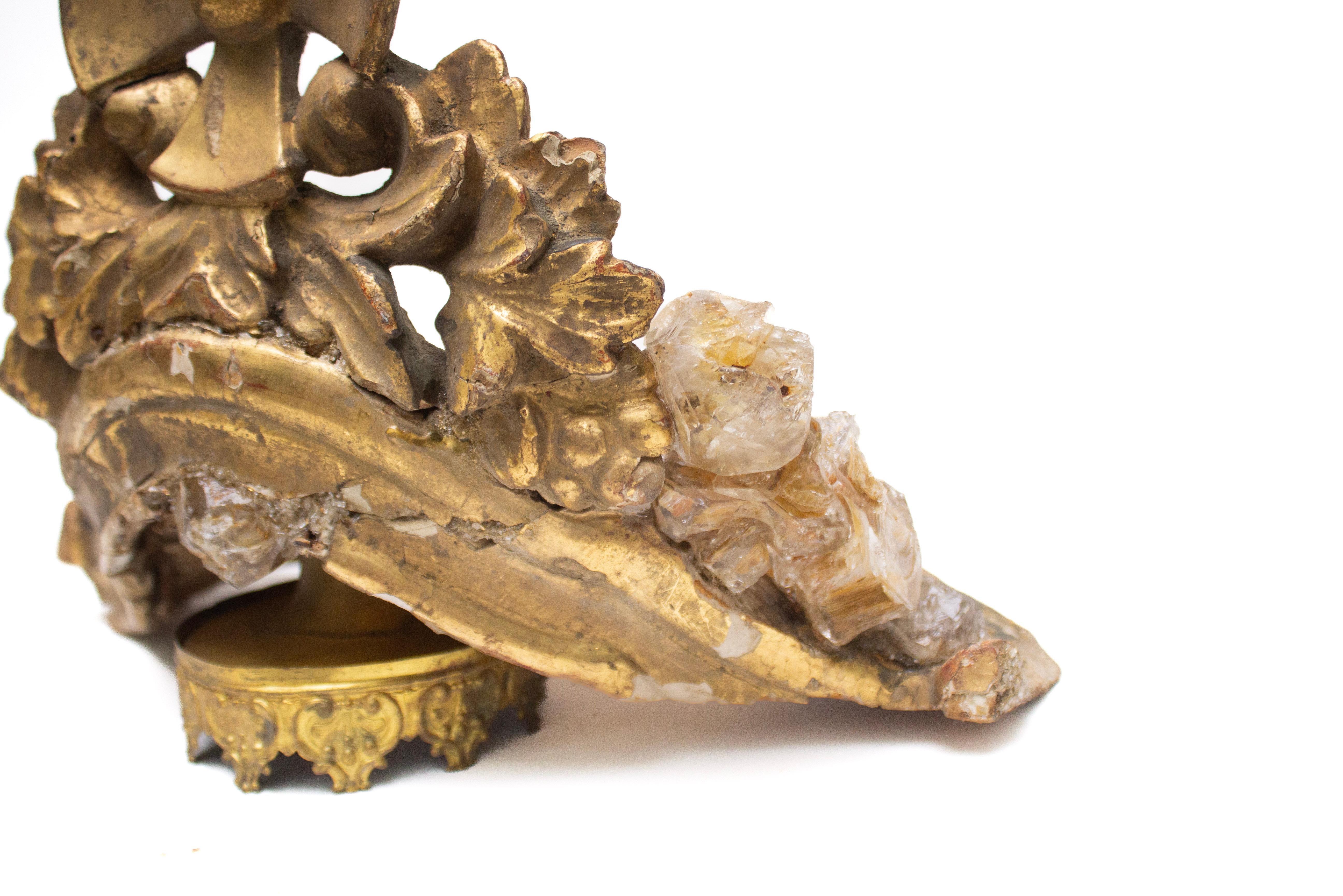 Fino al XVIII secolo 17th Century Italian Hand-Carved and Gilded Crown with Himalayan Diamonds in vendita