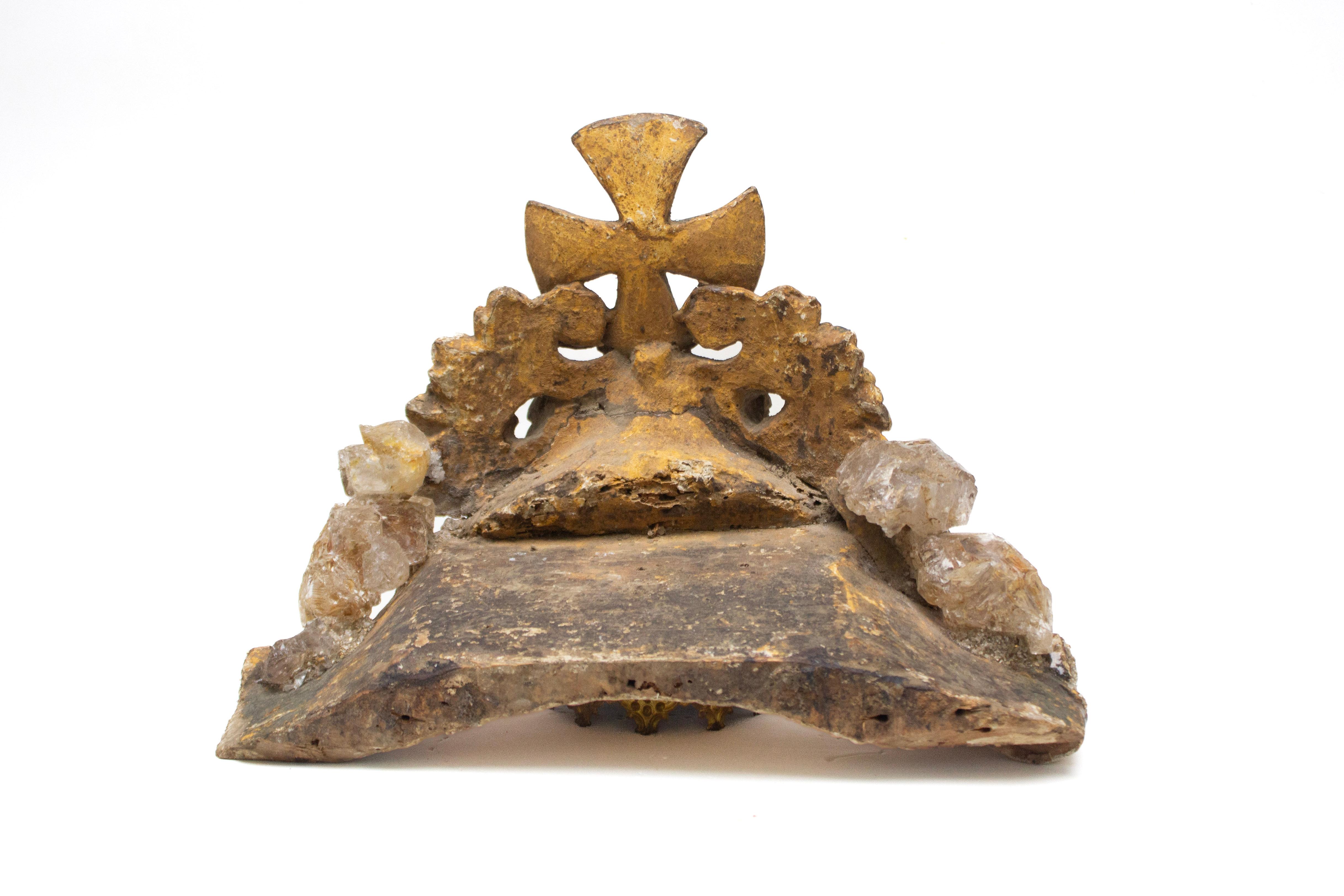 Quarzo 17th Century Italian Hand-Carved and Gilded Crown with Himalayan Diamonds in vendita