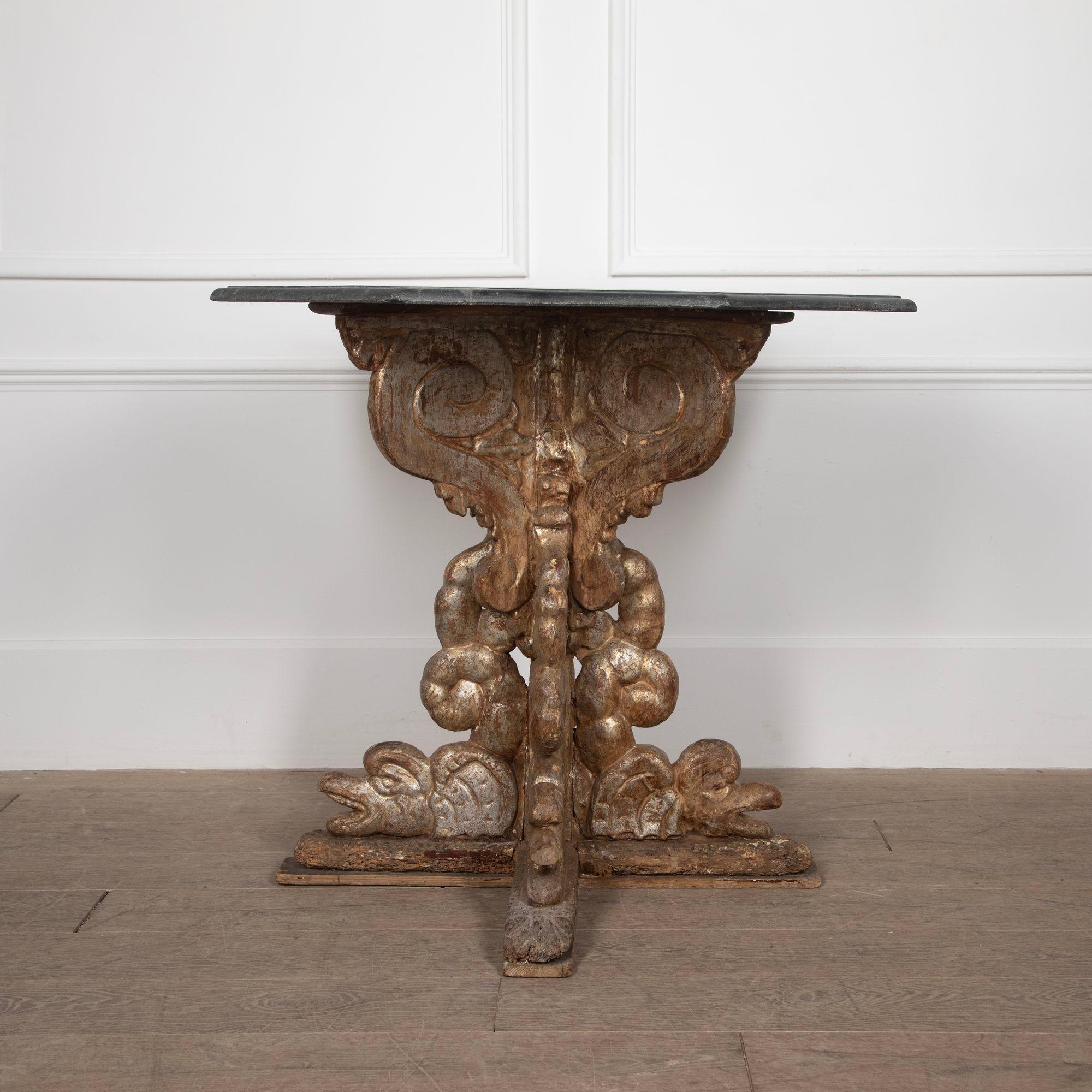 Exquise table centrale en marbre de Lombardie du XVIIe siècle. La base sculptée à la main est dorée à l'argent et le plateau octogonal en marbre gris présente des restaurations mineures et des signes d'usure correspondant à l'âge.
