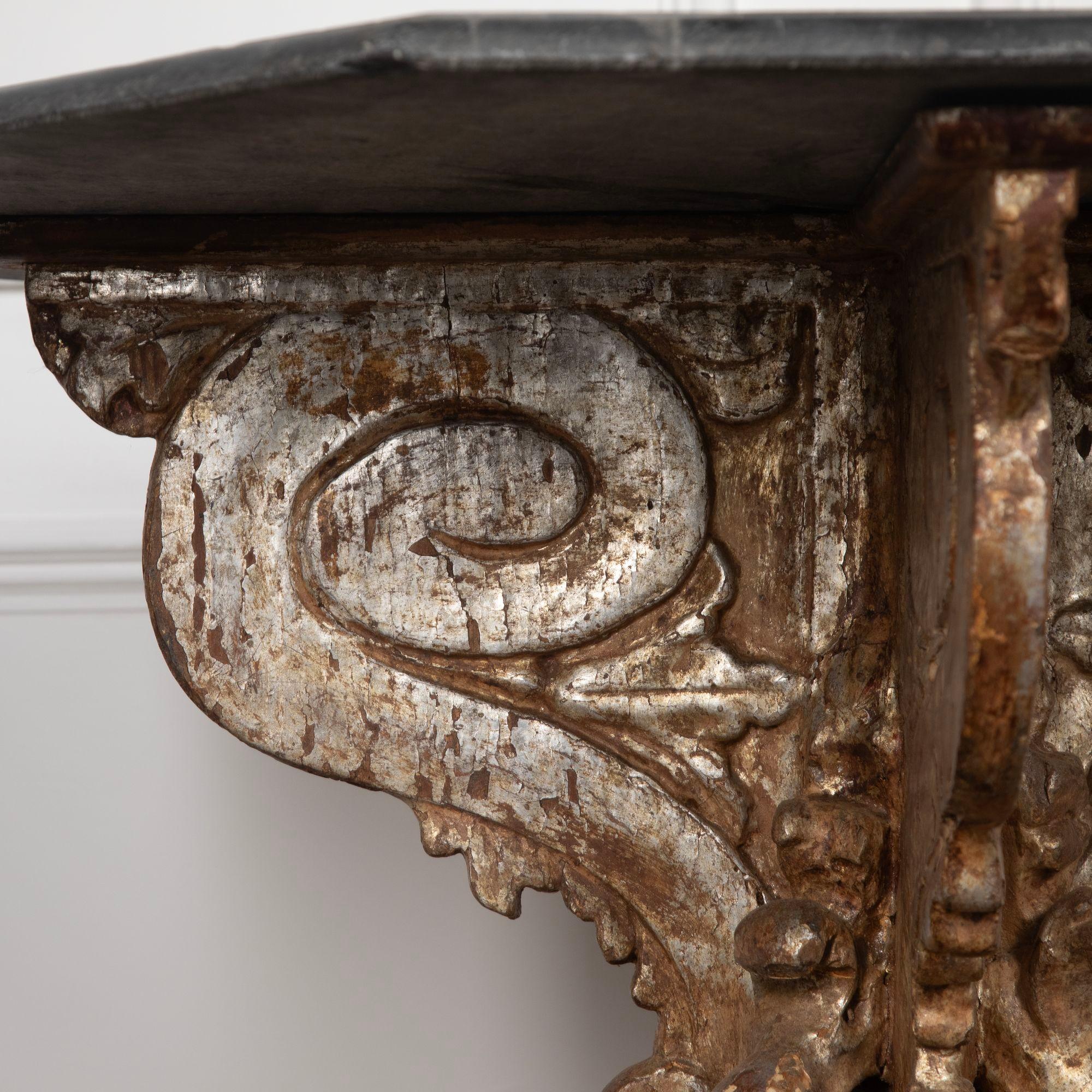 Table centrale italienne du 17e siècle sculptée à la main Bon état - En vente à Gloucestershire, GB