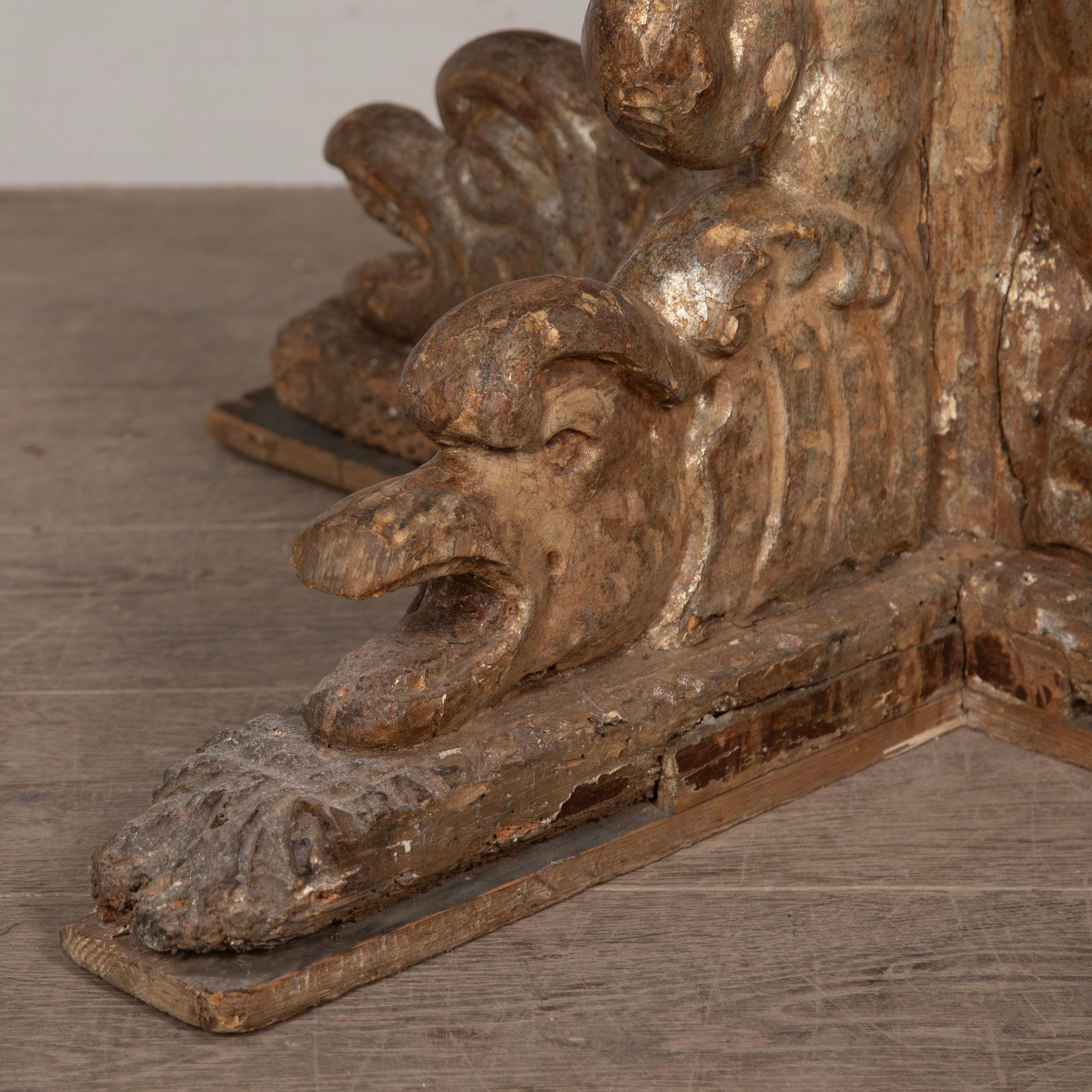 XVIIIe siècle et antérieur Table centrale italienne du 17e siècle sculptée à la main en vente