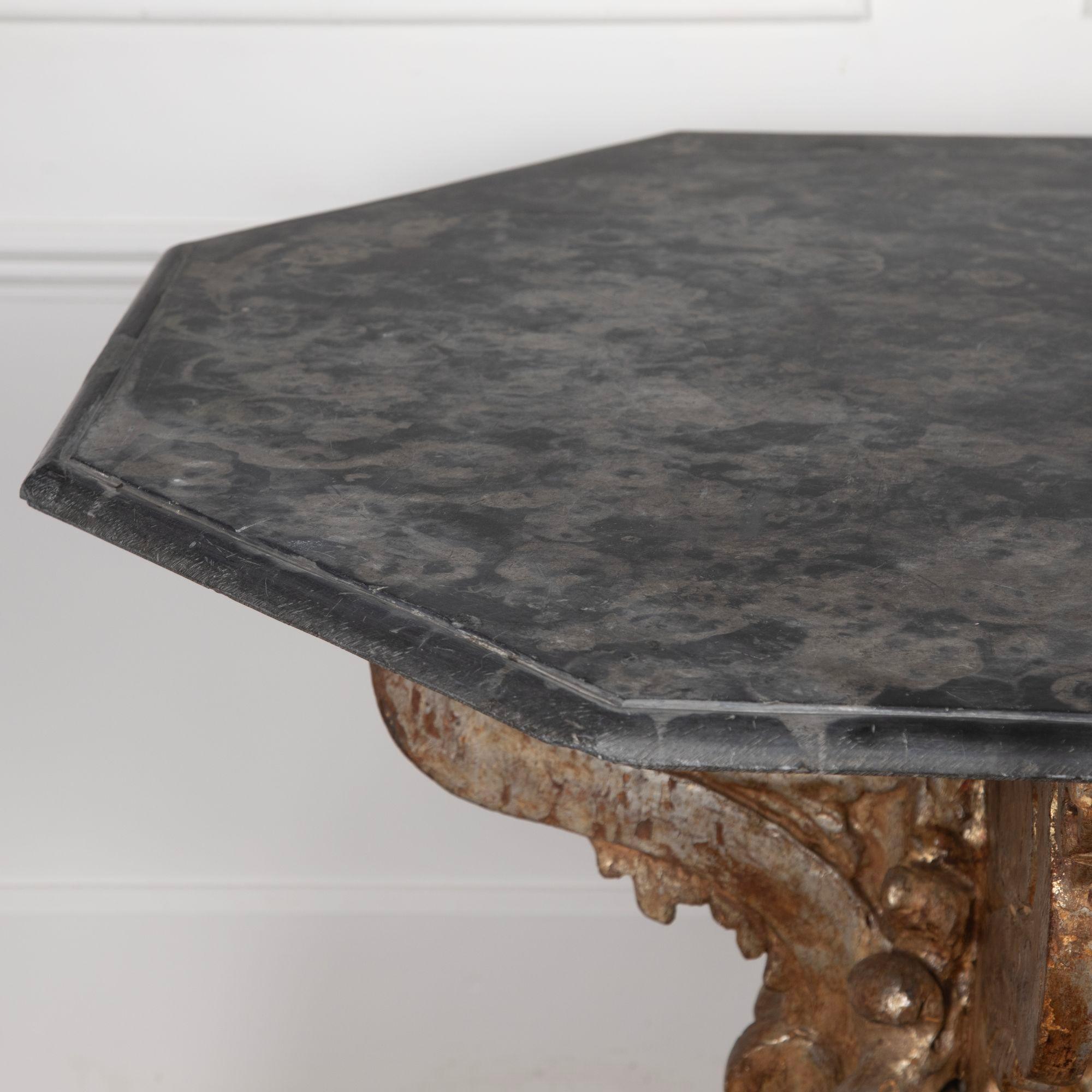 Marbre Table centrale italienne du 17e siècle sculptée à la main en vente