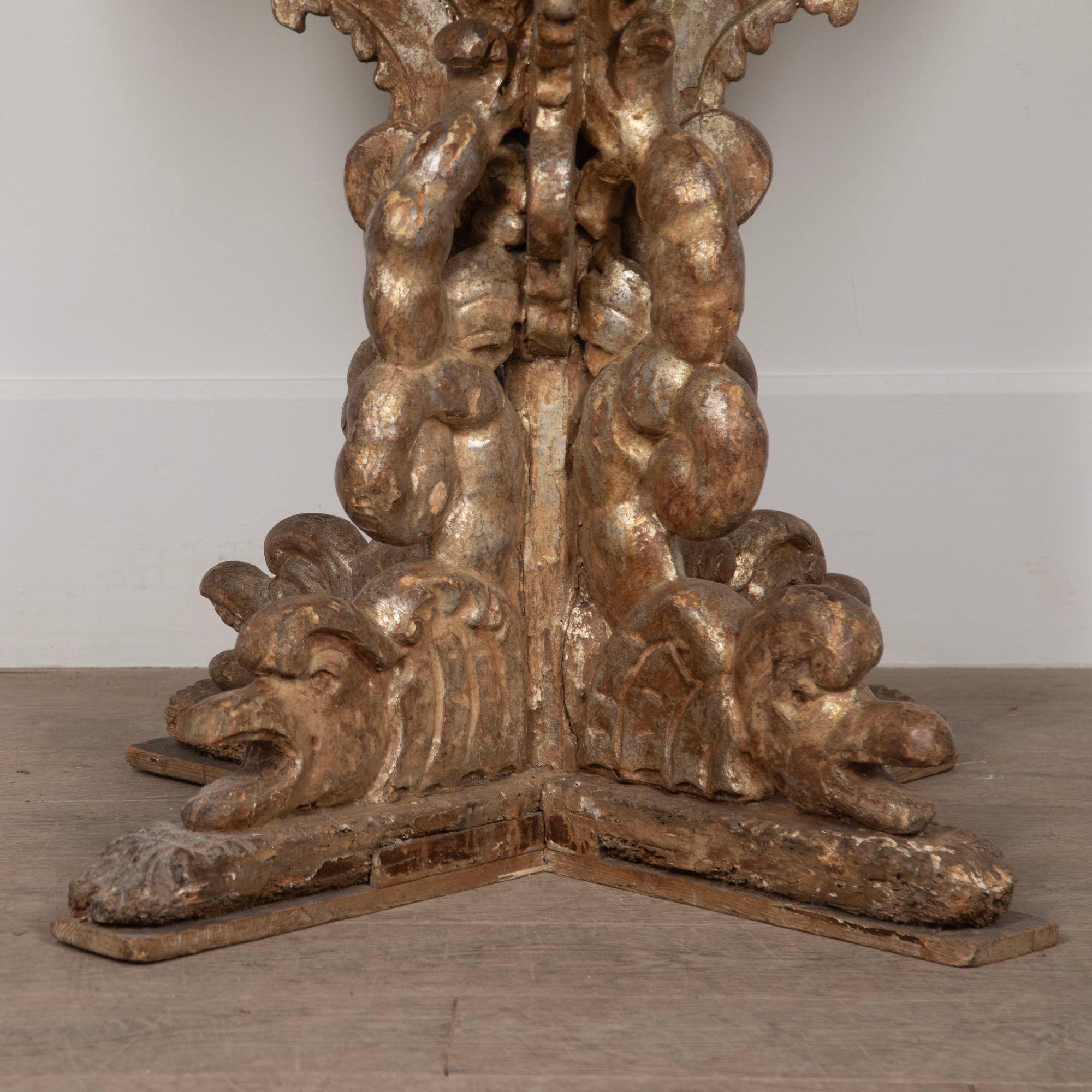 Table centrale italienne du 17e siècle sculptée à la main en vente 1