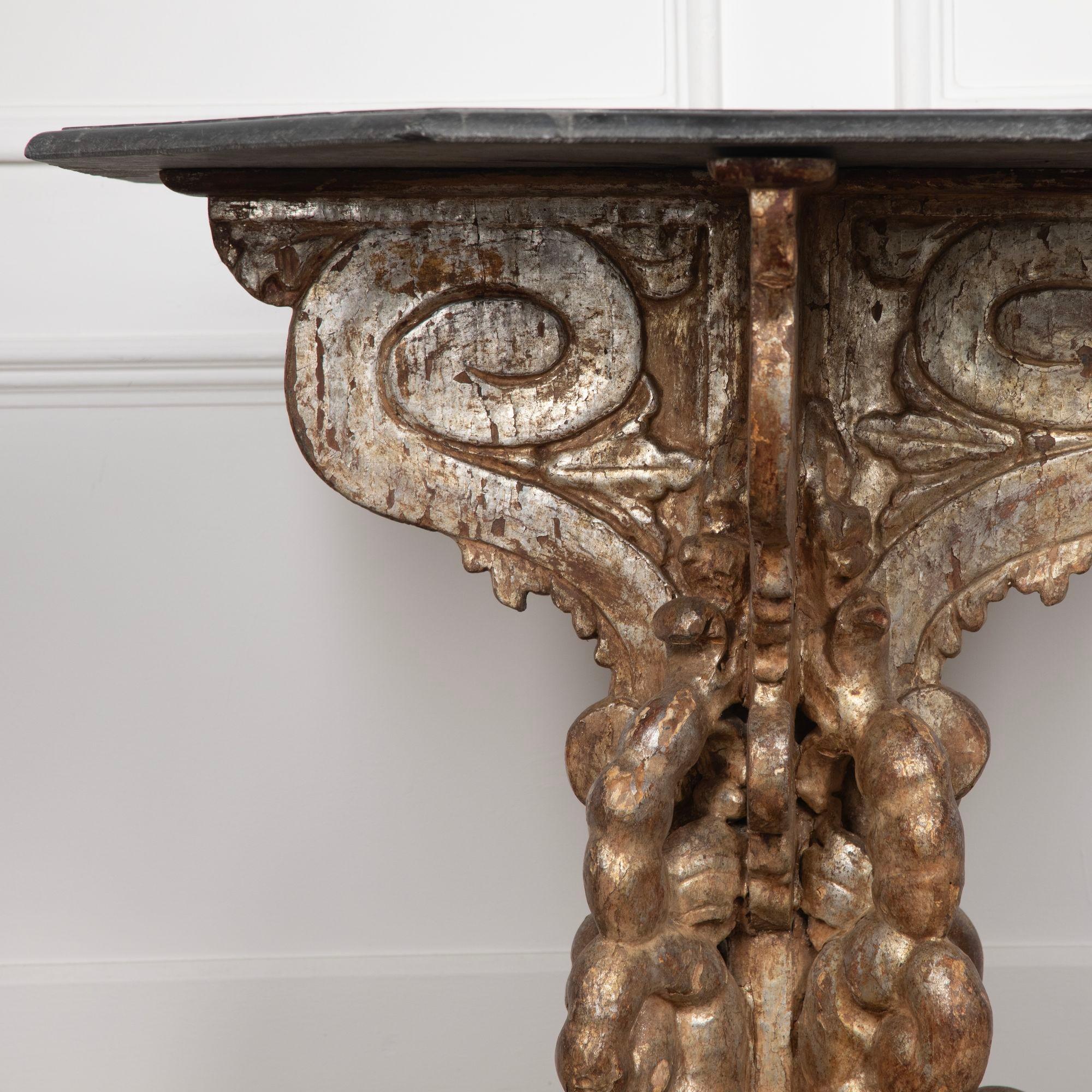 Table centrale italienne du 17e siècle sculptée à la main en vente 2
