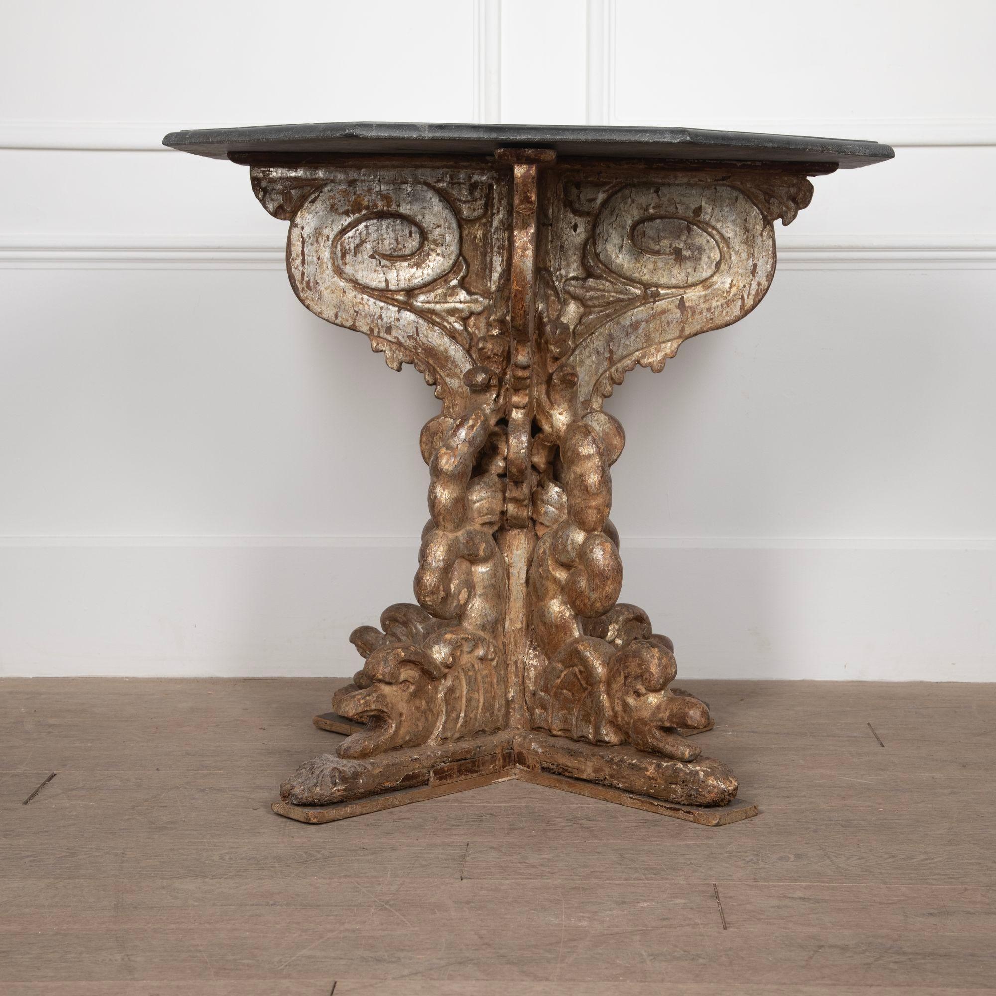 Table centrale italienne du 17e siècle sculptée à la main en vente 3