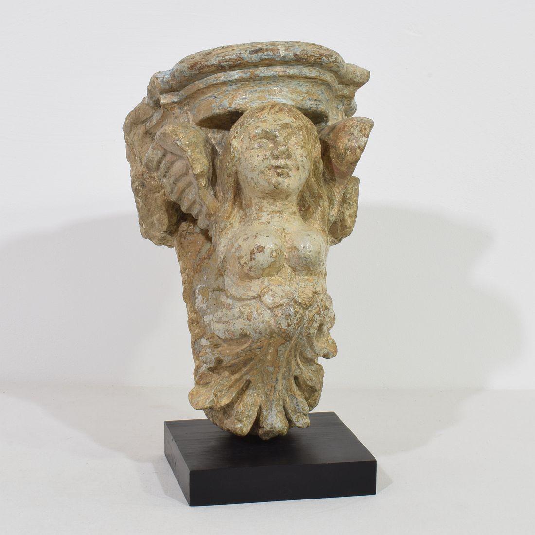 17th Century Italian Hand Carved Stone Architectural Mythical Creature Ornament In Good Condition In Buisson, FR