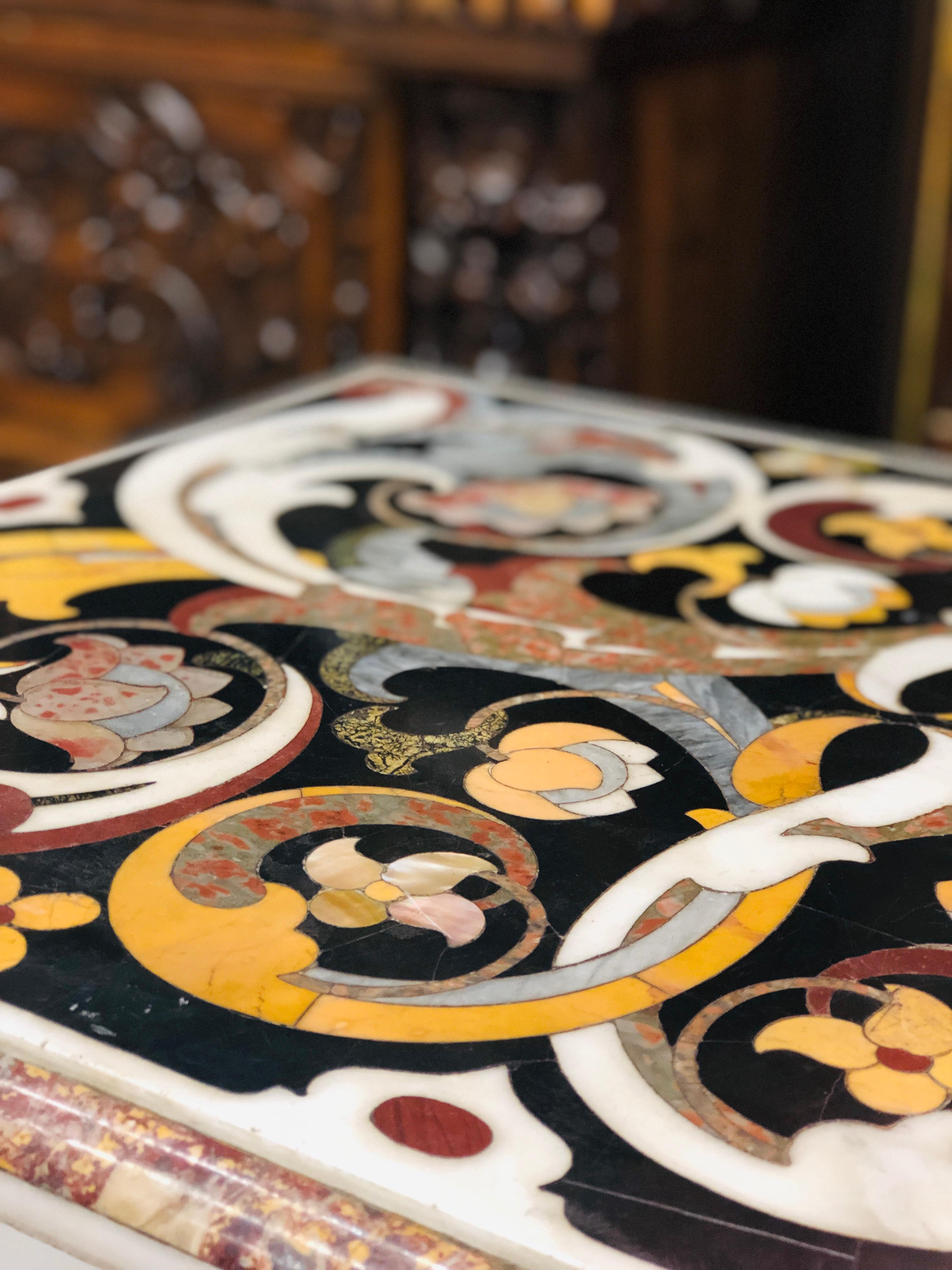 Italienischer handgefertigter schmiedeeiserner Tischrahmen des 17. Jahrhunderts mit eingelegter Marmorplatte im Zustand „Gut“ im Angebot in Sofia, BG