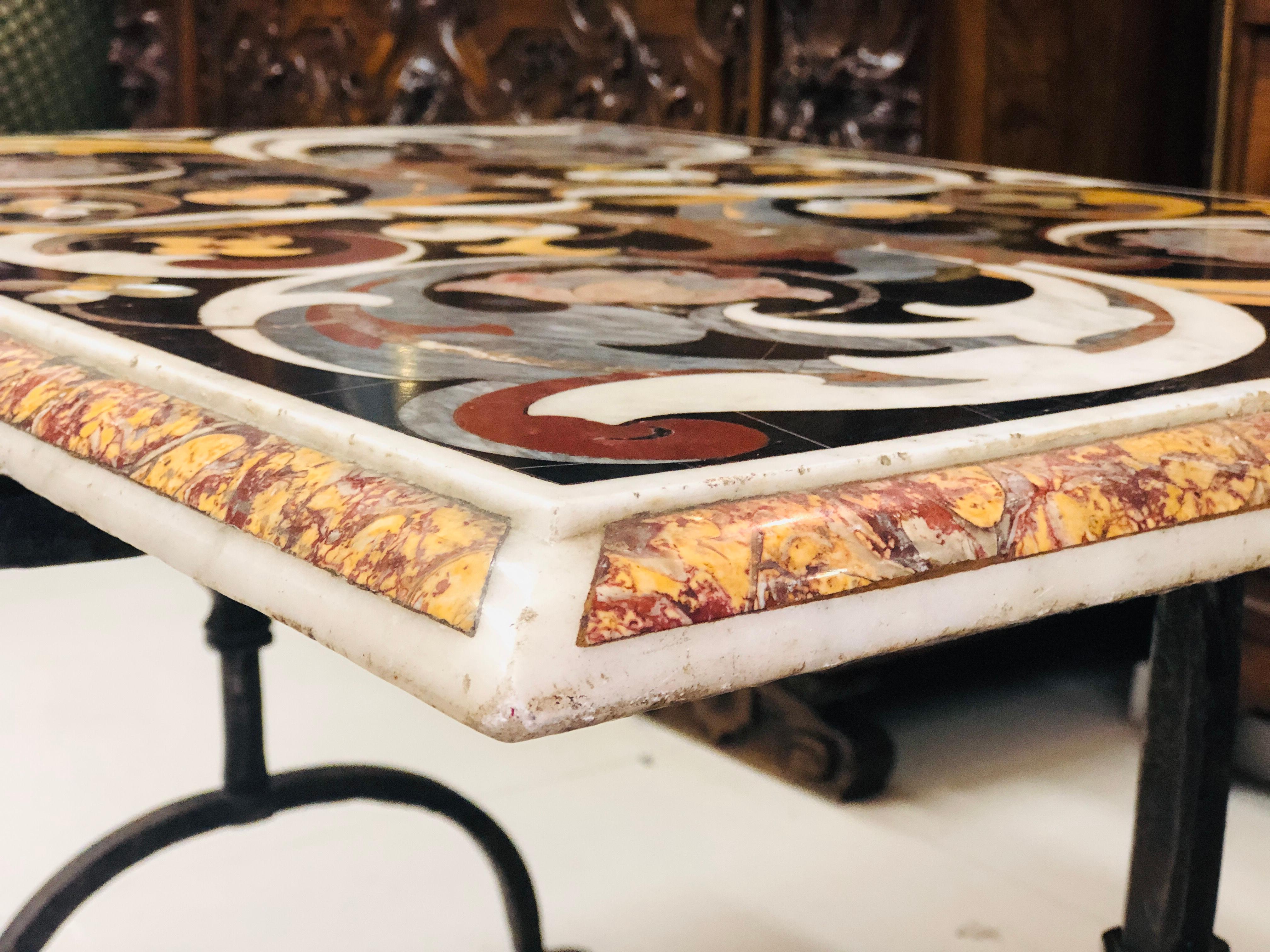 Fer forgé Cadre de table en fer forgé italien du 17ème siècle avec plateau en marbre incrusté en vente