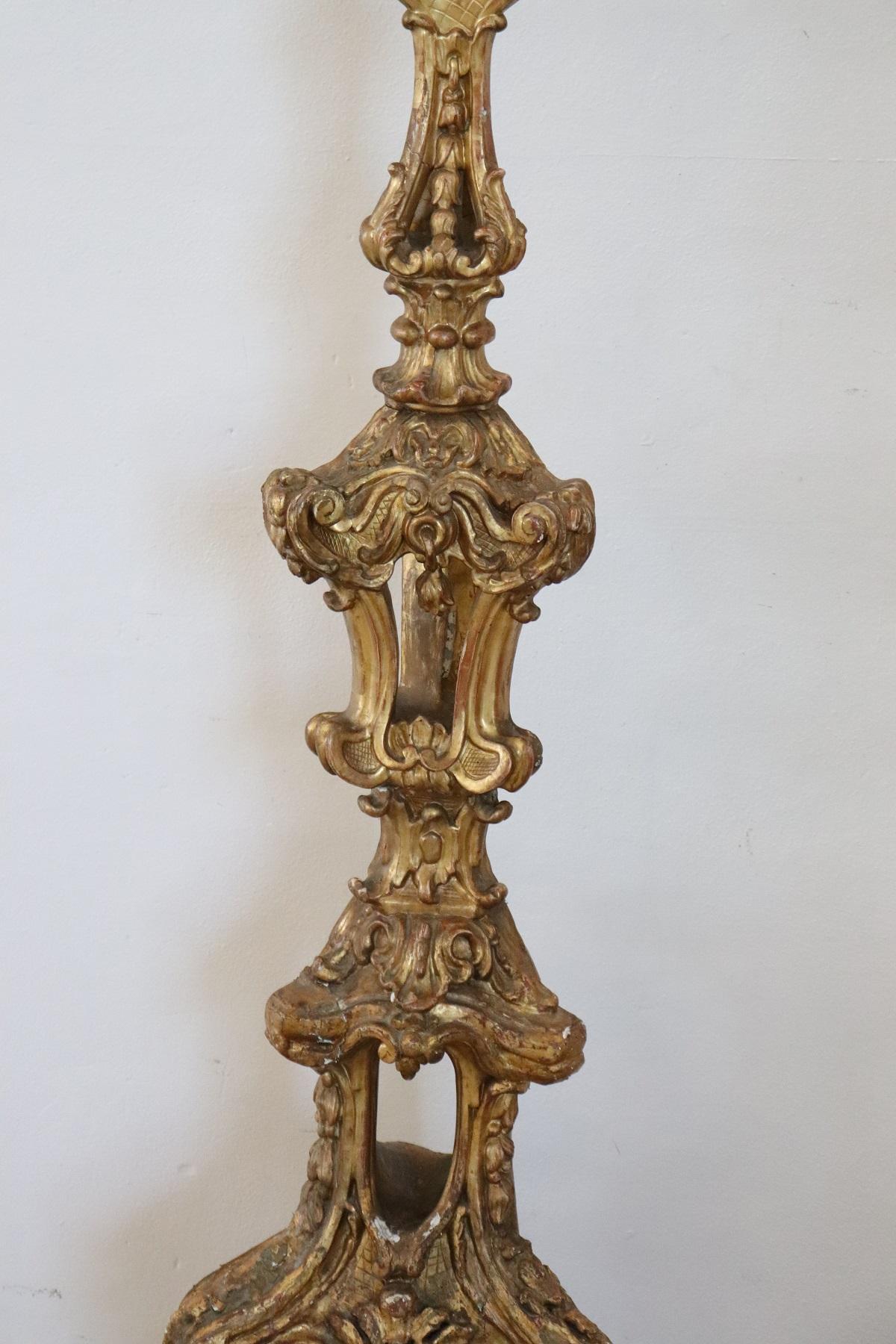 17th century Italian Louis XIV rare candelabra in carved and gilded wood with gold leaf. Very high it becomes an important piece of furniture in your home.