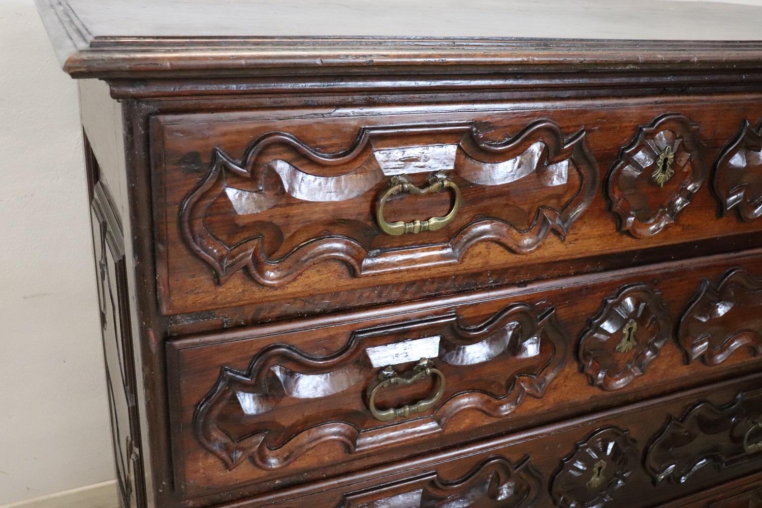17th Century Italian Louis XIV Carved Walnut Antique Commode or Chest of Drawers In Good Condition For Sale In Casale Monferrato, IT