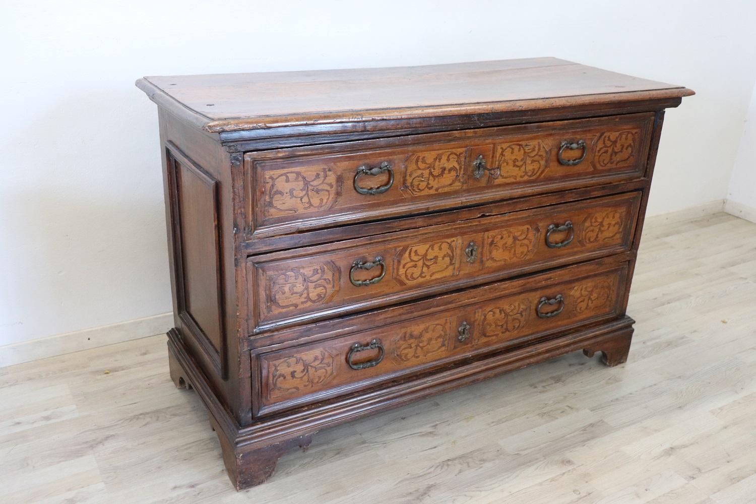 Important antique Italian Louis XIV period chest of drawers 1680s walnut wood. Rafined Inlaid decoration on the front. On the front the drawers are inlay wood with small pieces of different precious woods. On the front three large and useful