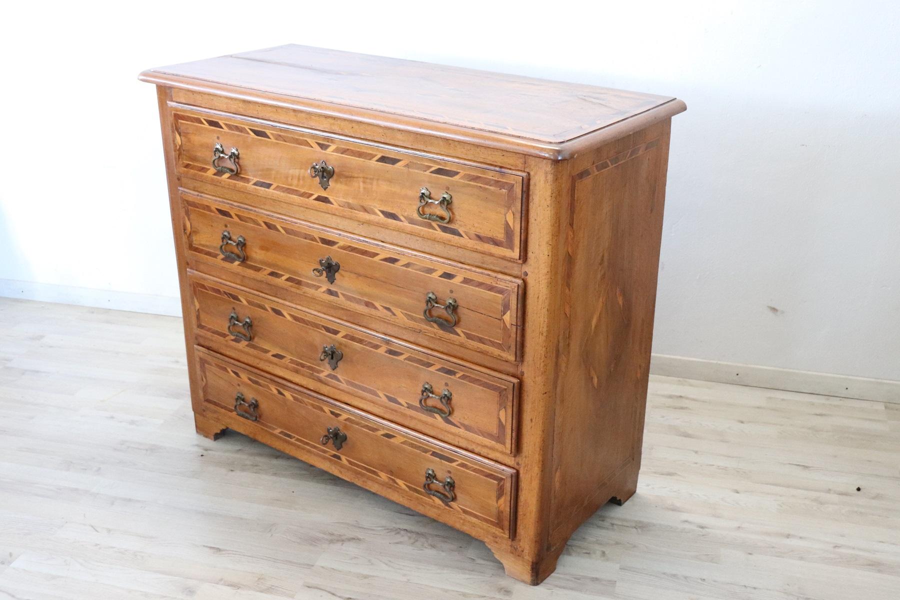 Important antique Italian Louis XIV chest of drawers 1680s walnut wood. Inlaid decoration of geometric taste. On the front the drawers are decorated with small pieces of different precious woods. On the front four large and useful drawers. In the