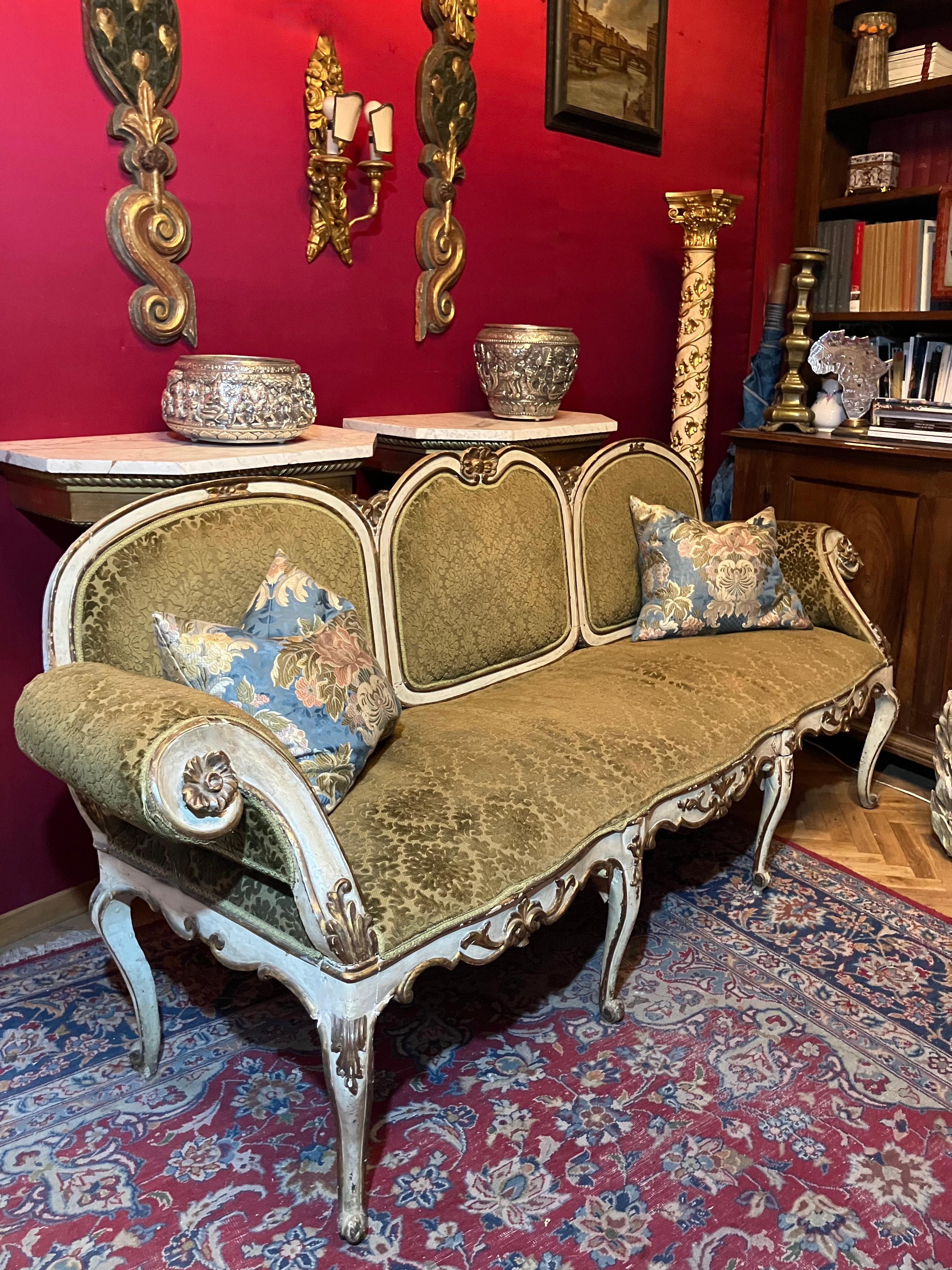 Questo straordinario divano italiano Luigi XIV incarna lo zenit dell'artigianato napoletano della fine del XVII secolo. Questa seduta antica fonde magistralmente eleganza e comfort, mostrando il gusto raffinato della sua epoca attraverso la sua