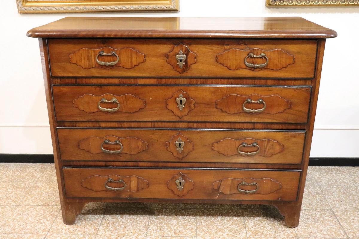 Nous vous présentons cette élégante commode italienne ancienne datant du 17ème siècle, période Louis XIV. Une commode extrêmement raffinée, dont les caractéristiques suggèrent qu'elle a été créée dans les ateliers d'ébénisterie du nord de