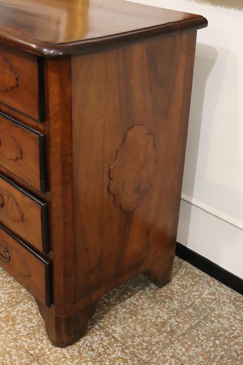 italien Commode ancienne en noyer Louis XIV du 17e siècle, restaurée en vente