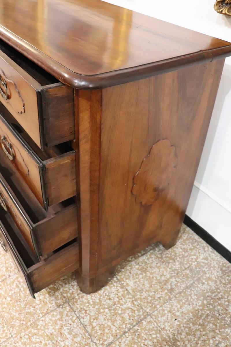 XVIIIe siècle et antérieur Commode ancienne en noyer Louis XIV du 17e siècle, restaurée en vente