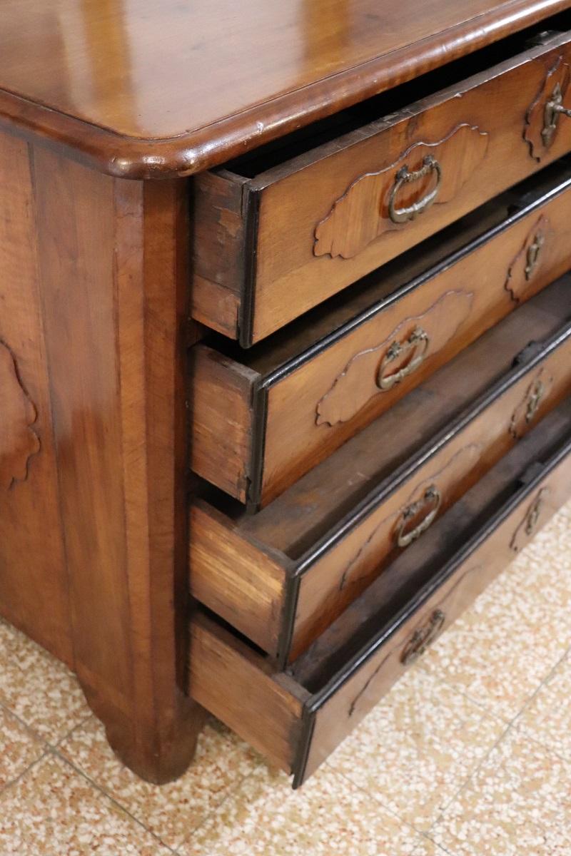 Noyer Commode ancienne en noyer Louis XIV du 17e siècle, restaurée en vente