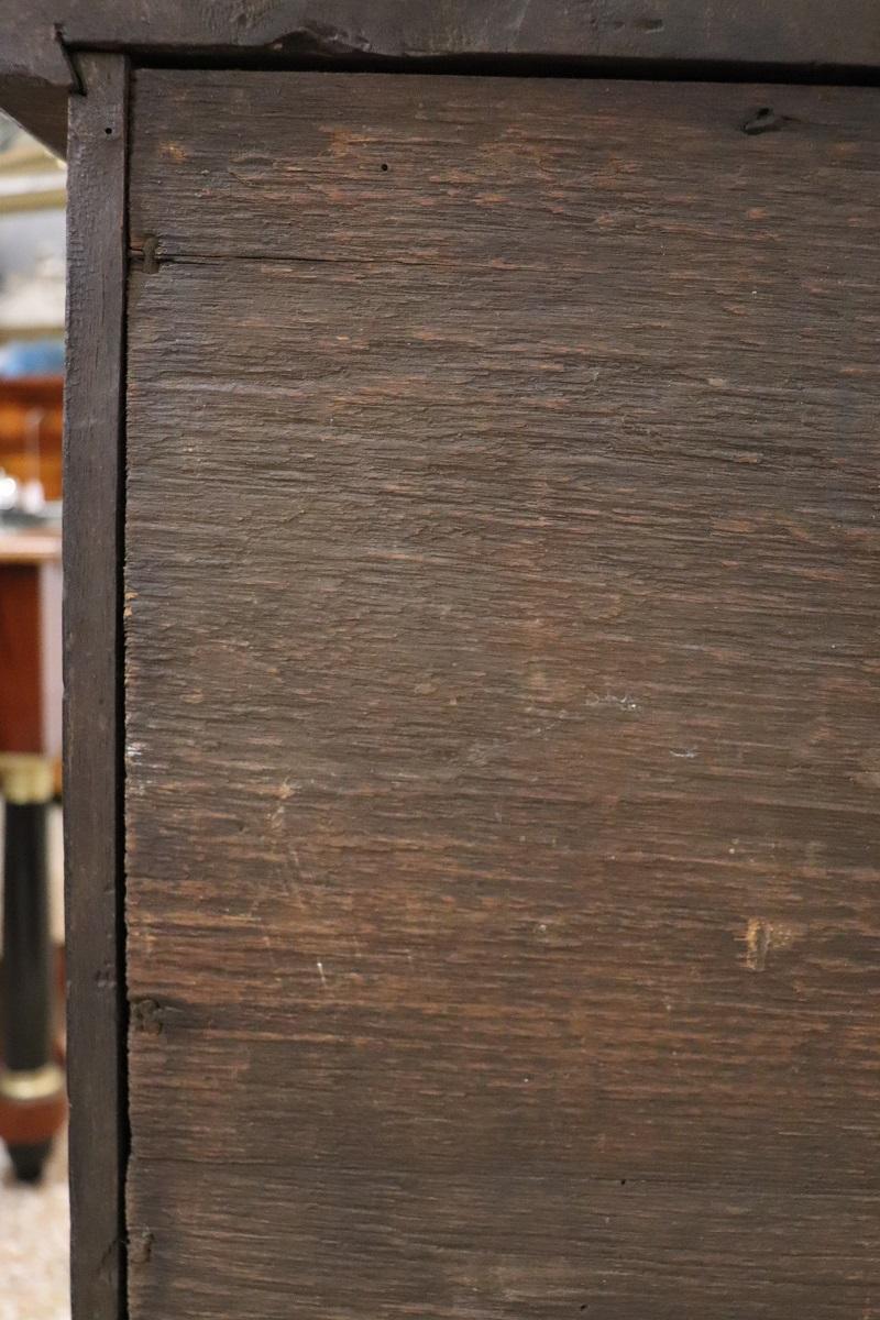Commode ancienne en noyer Louis XIV du 17e siècle, restaurée en vente 2