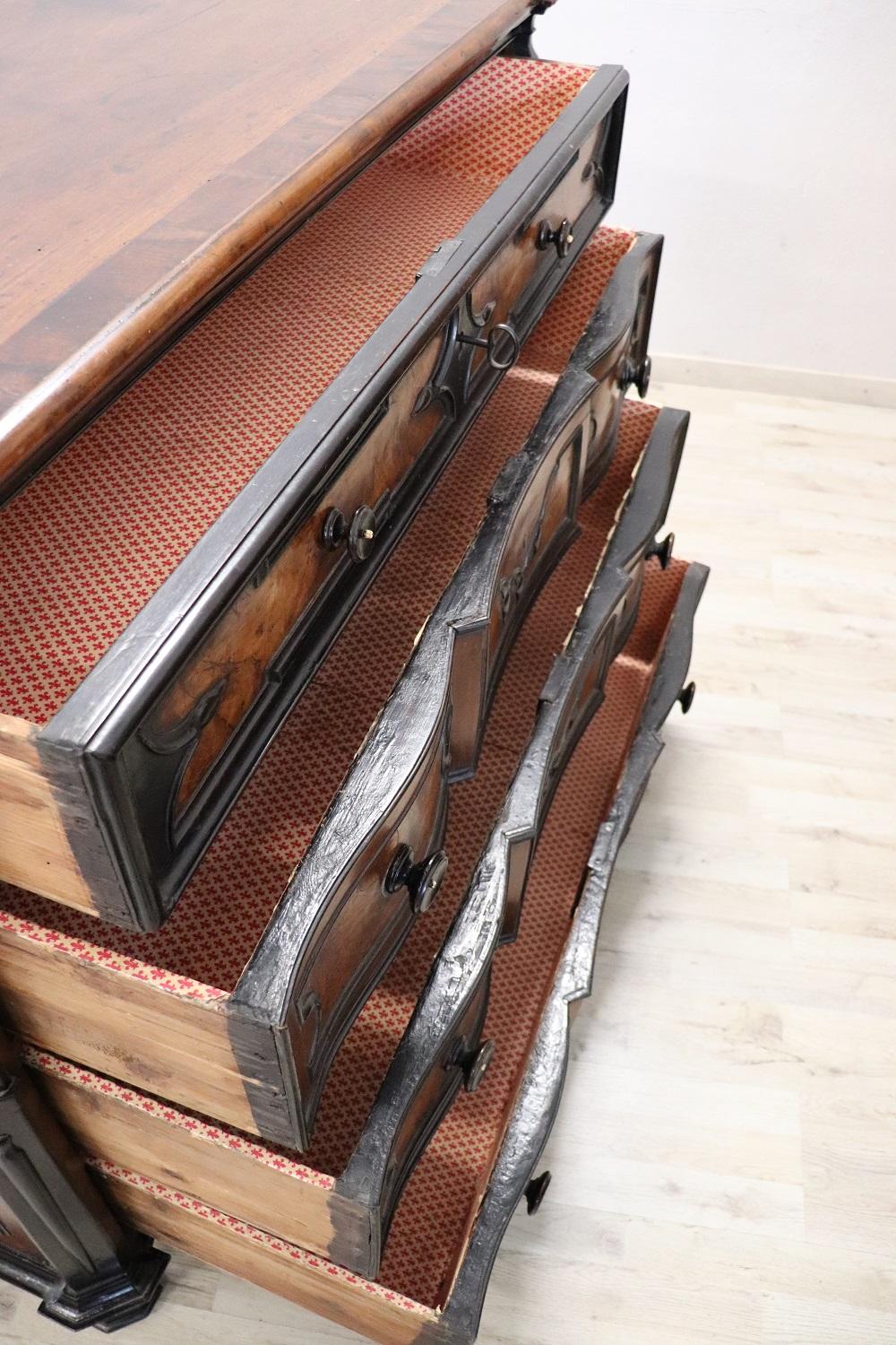Commode ou coffre à tiroirs italien ancien Louis XIV du 17ème siècle en noyer en vente 5