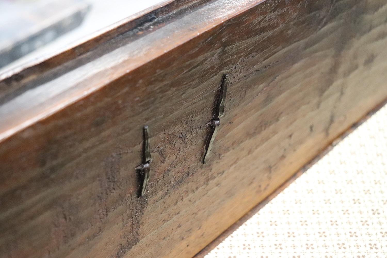 Commode o cassettiera antica in legno di noce Luigi XIV del XVII secolo in vendita 4