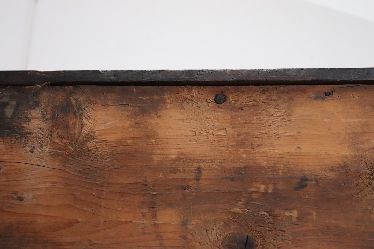 Commode o cassettiera antica in legno di noce Luigi XIV del XVII secolo in vendita 7