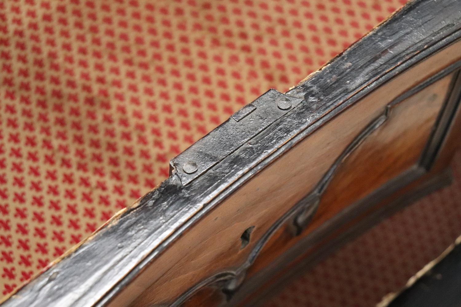 Commode ou coffre à tiroirs italien ancien Louis XIV du 17ème siècle en noyer en vente 9