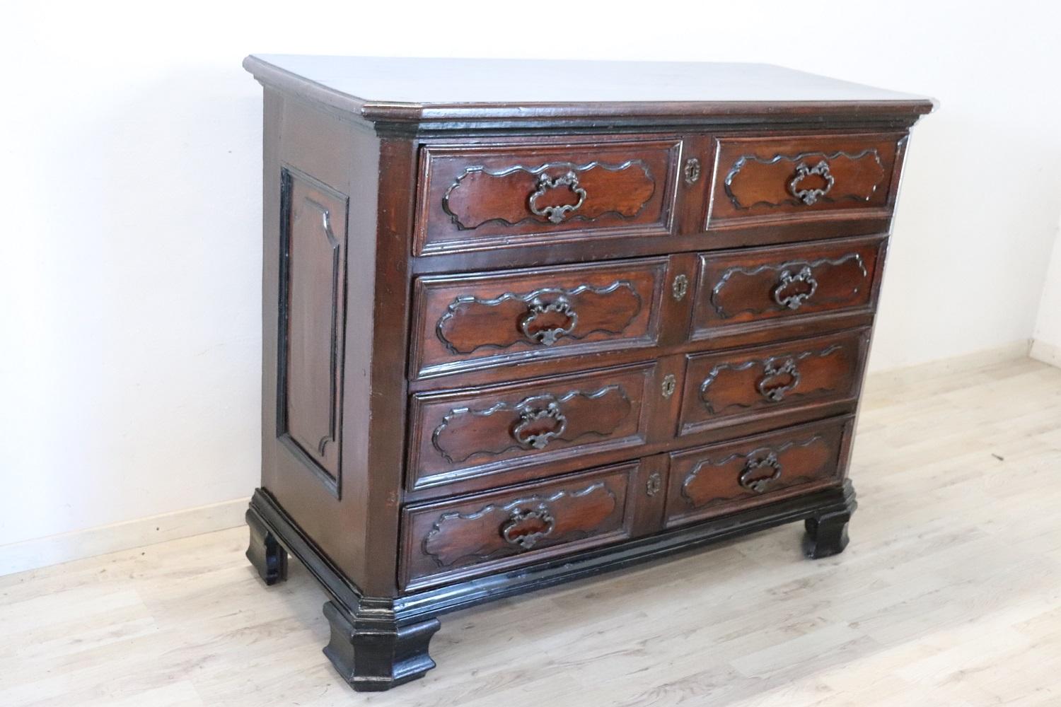 Important and rare antique Italian of the period Louis XIV chest of drawers, 1680. On the front four large and useful drawers. Characterized by front of the drawers with relief decorations hand carved in solid walnut wood. High quality cabinetry