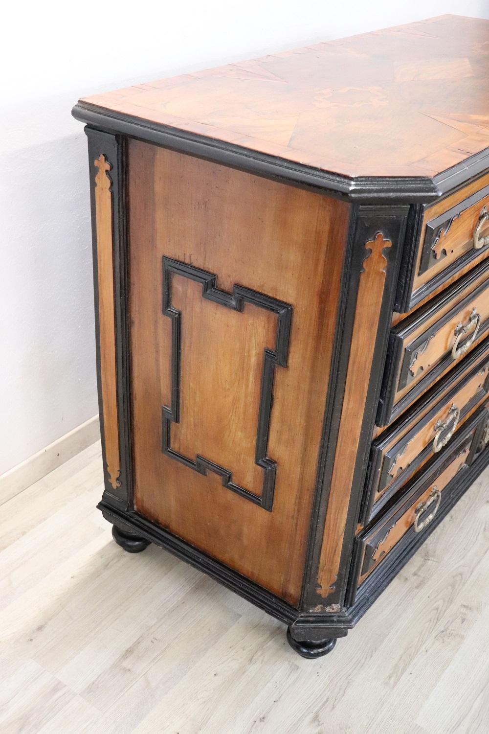 17th Century Italian Louis XIV Walnut Antique Commode or Chest of Drawers In Good Condition In Casale Monferrato, IT