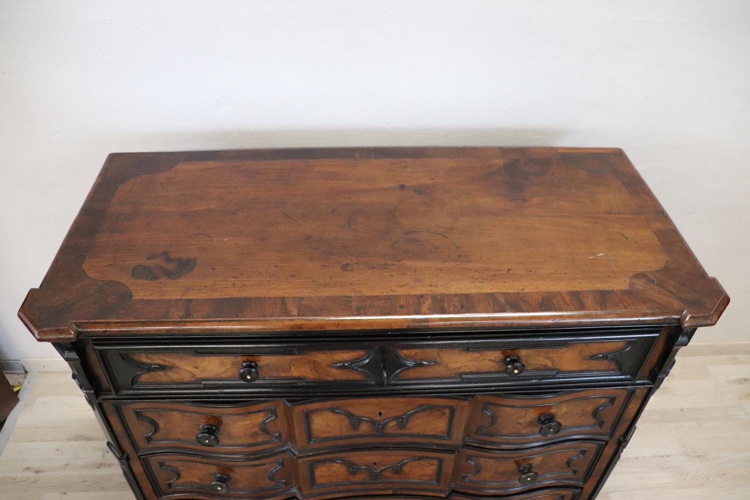 17th Century Italian Louis XIV Walnut Antique Commode or Chest of Drawers In Good Condition For Sale In Casale Monferrato, IT