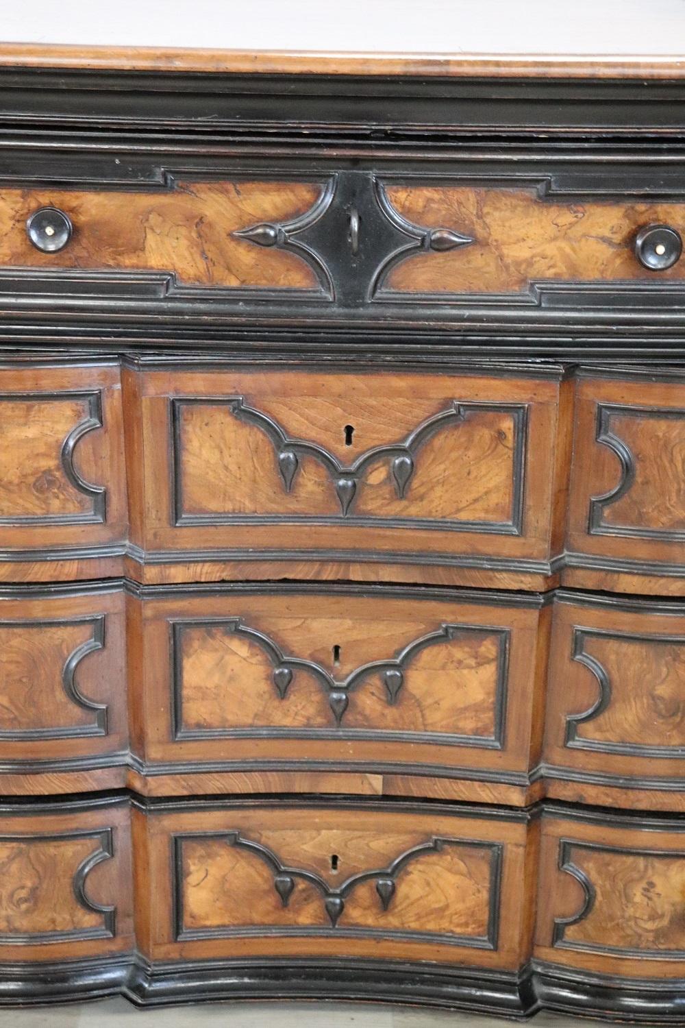 Commode ou coffre à tiroirs italien ancien Louis XIV du 17ème siècle en noyer en vente 1