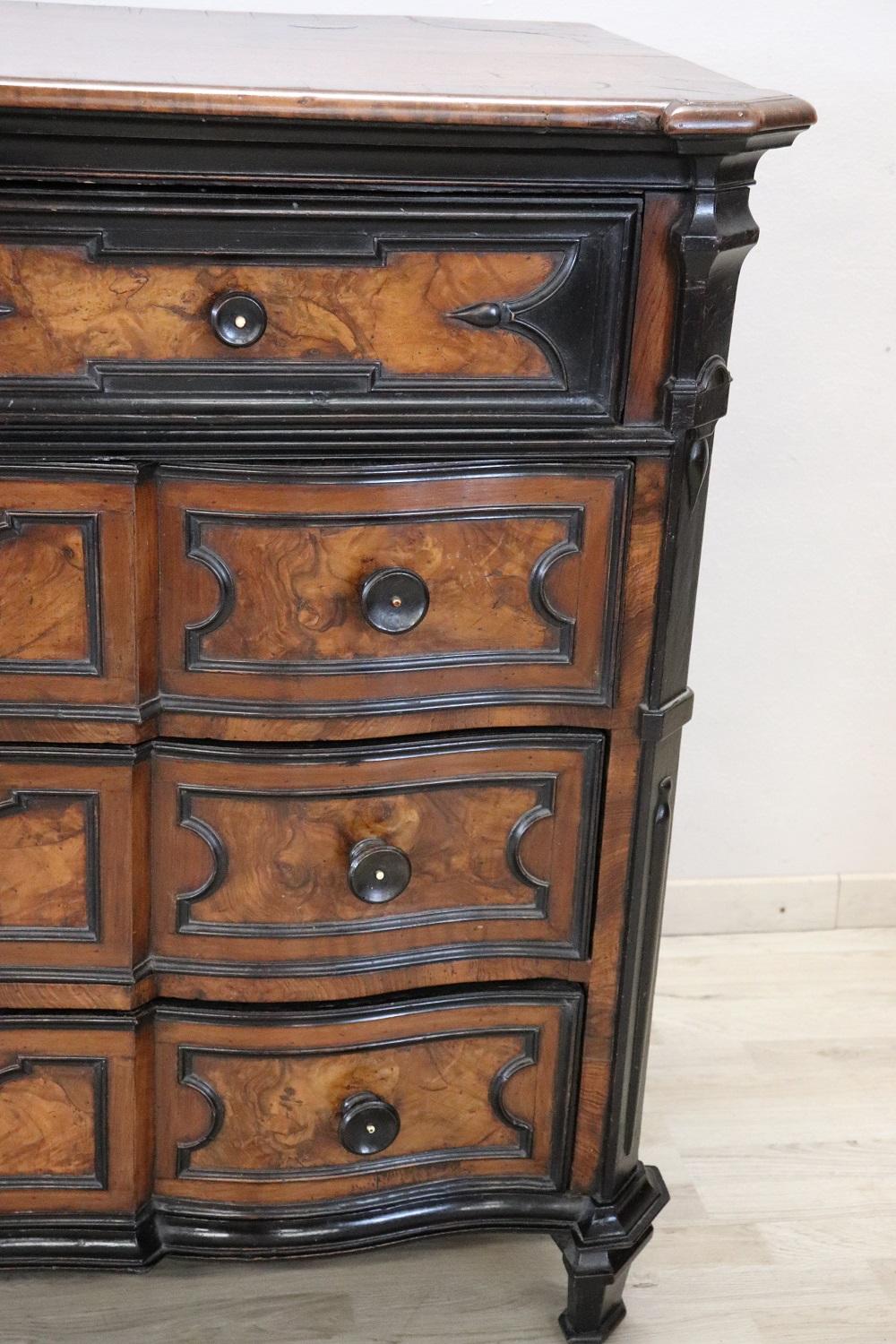 Commode ou coffre à tiroirs italien ancien Louis XIV du 17ème siècle en noyer en vente 2