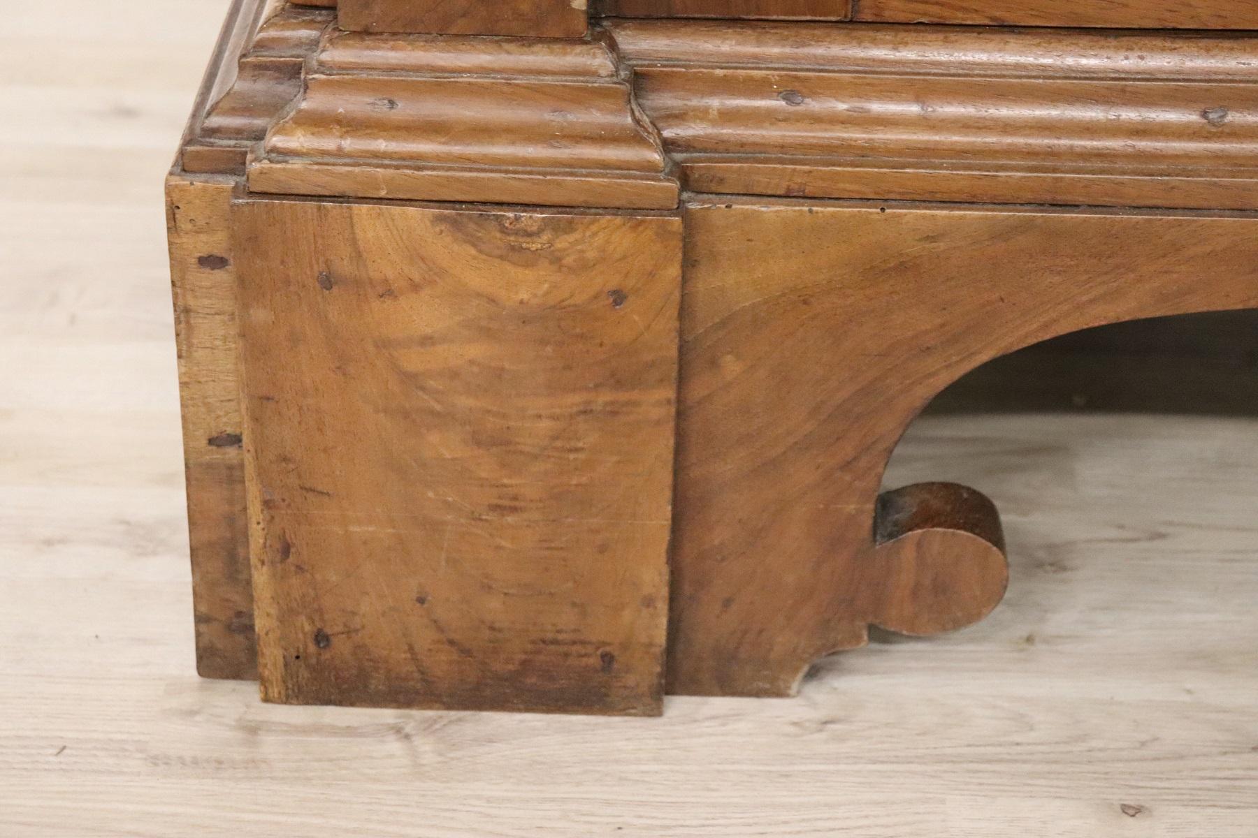 Armadio o guardaroba in legno di noce intagliato Luigi XIV del XVII secolo in vendita 5