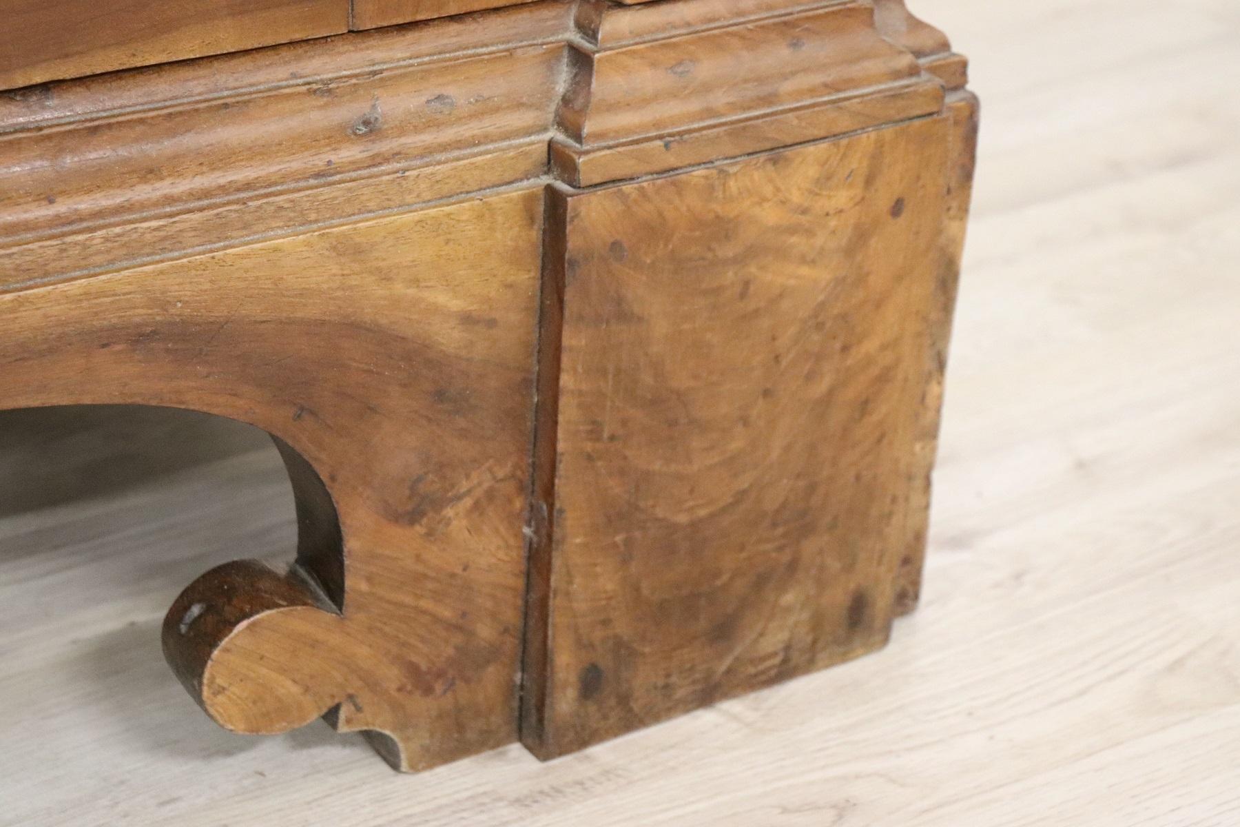 Armadio o guardaroba in legno di noce intagliato Luigi XIV del XVII secolo in vendita 6