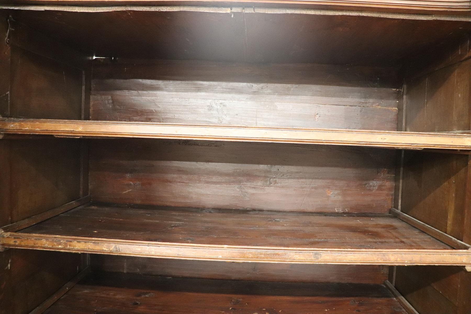 Armadio o guardaroba in legno di noce intagliato Luigi XIV del XVII secolo in vendita 8