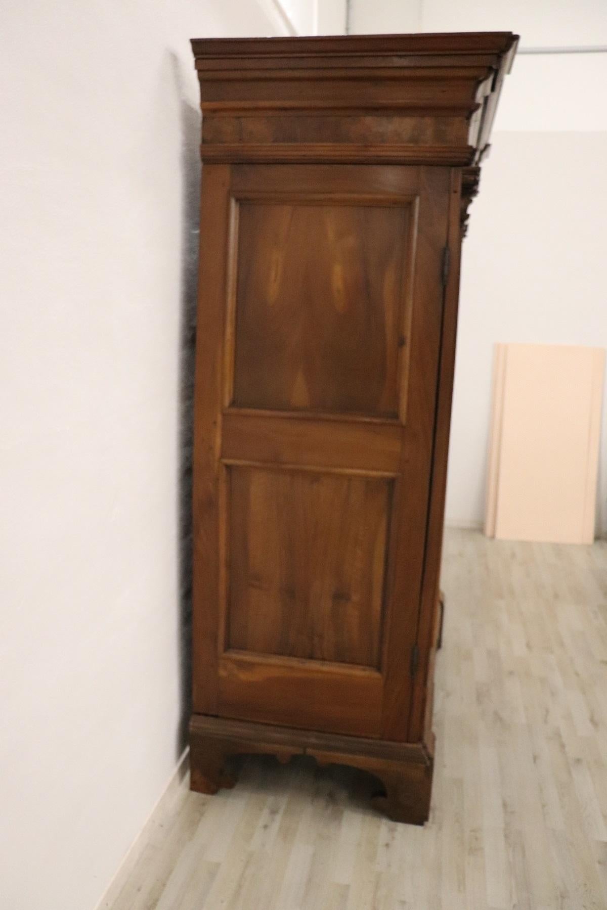 17. Jahrhundert Italienisch Louis XIV Nussbaum geschnitzt Kleiderschrank oder Armoire im Angebot 9