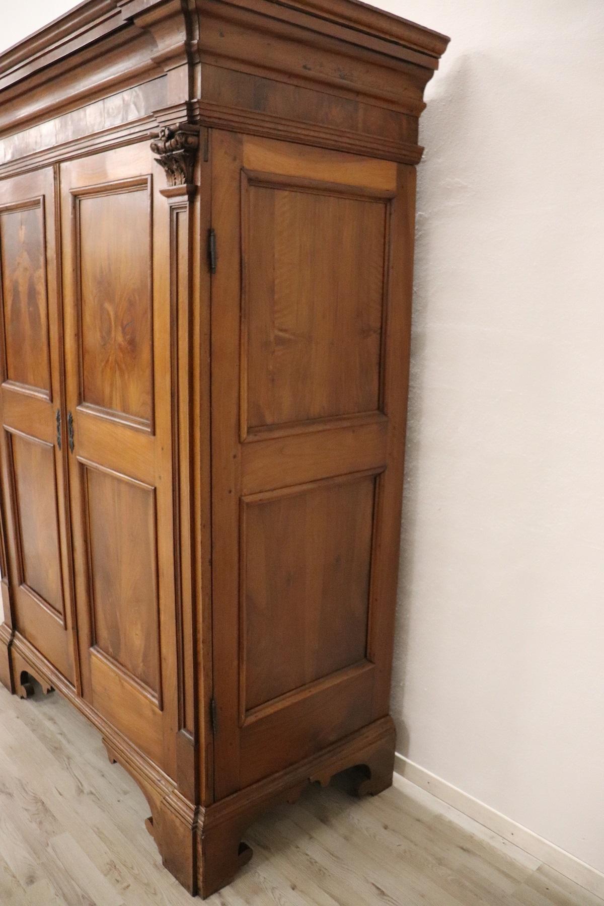 Armadio o guardaroba in legno di noce intagliato Luigi XIV del XVII secolo in vendita 10