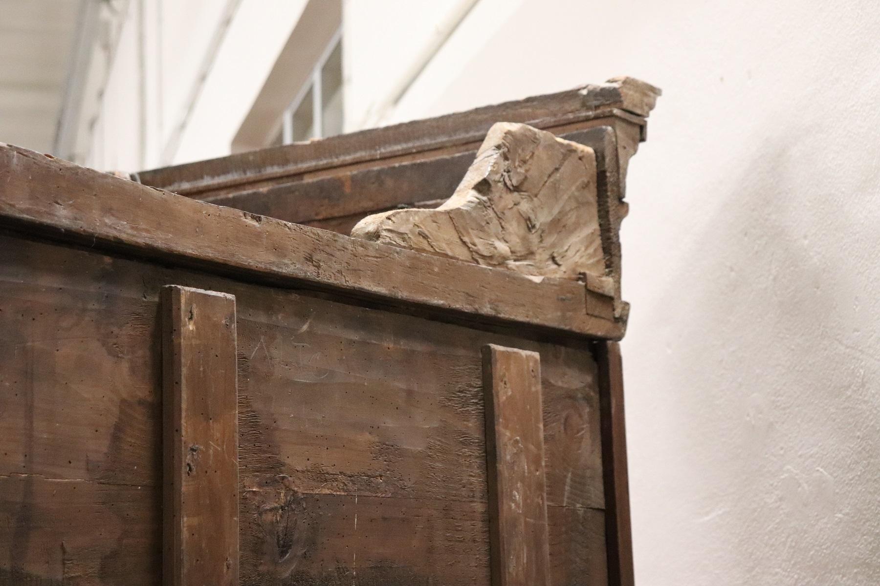 Armadio o guardaroba in legno di noce intagliato Luigi XIV del XVII secolo in vendita 14
