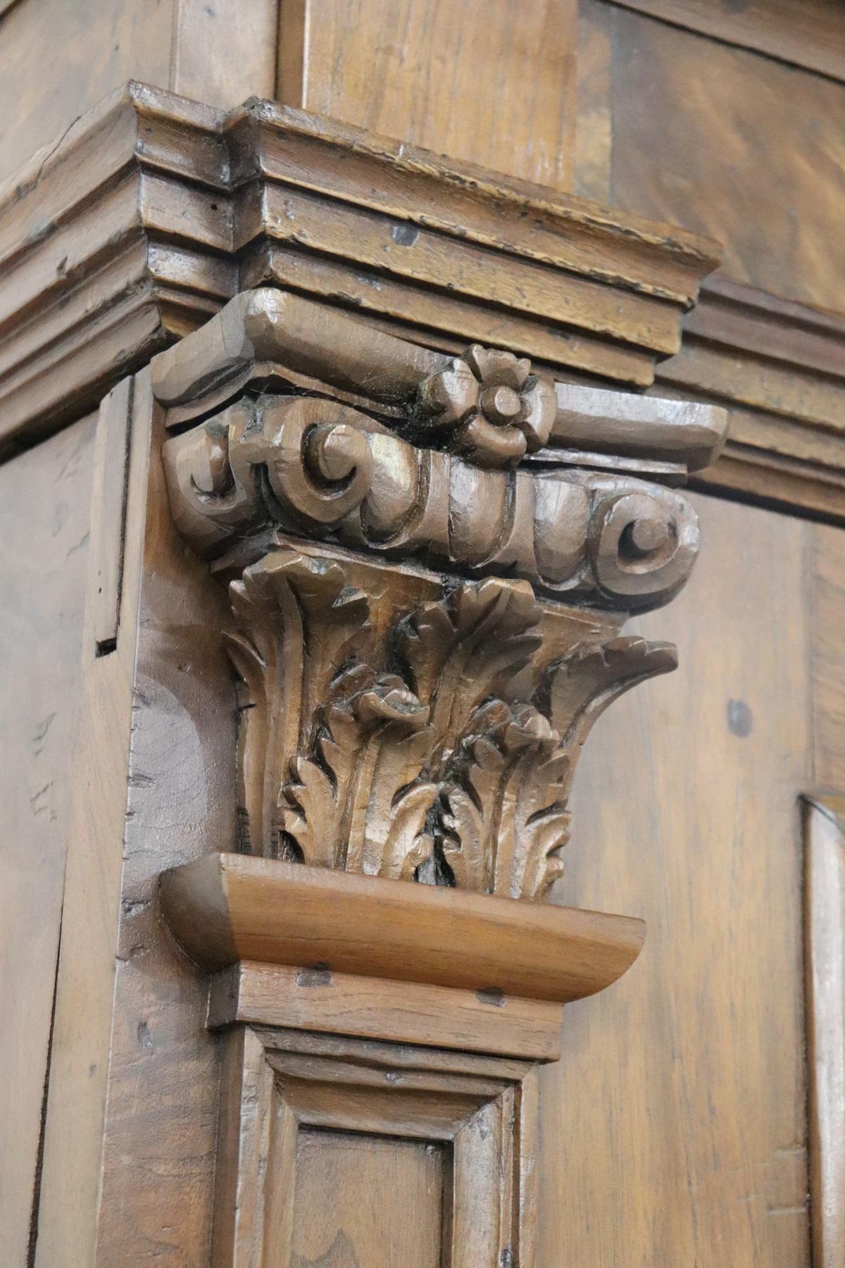 Fino al XVIII secolo Armadio o guardaroba in legno di noce intagliato Luigi XIV del XVII secolo in vendita