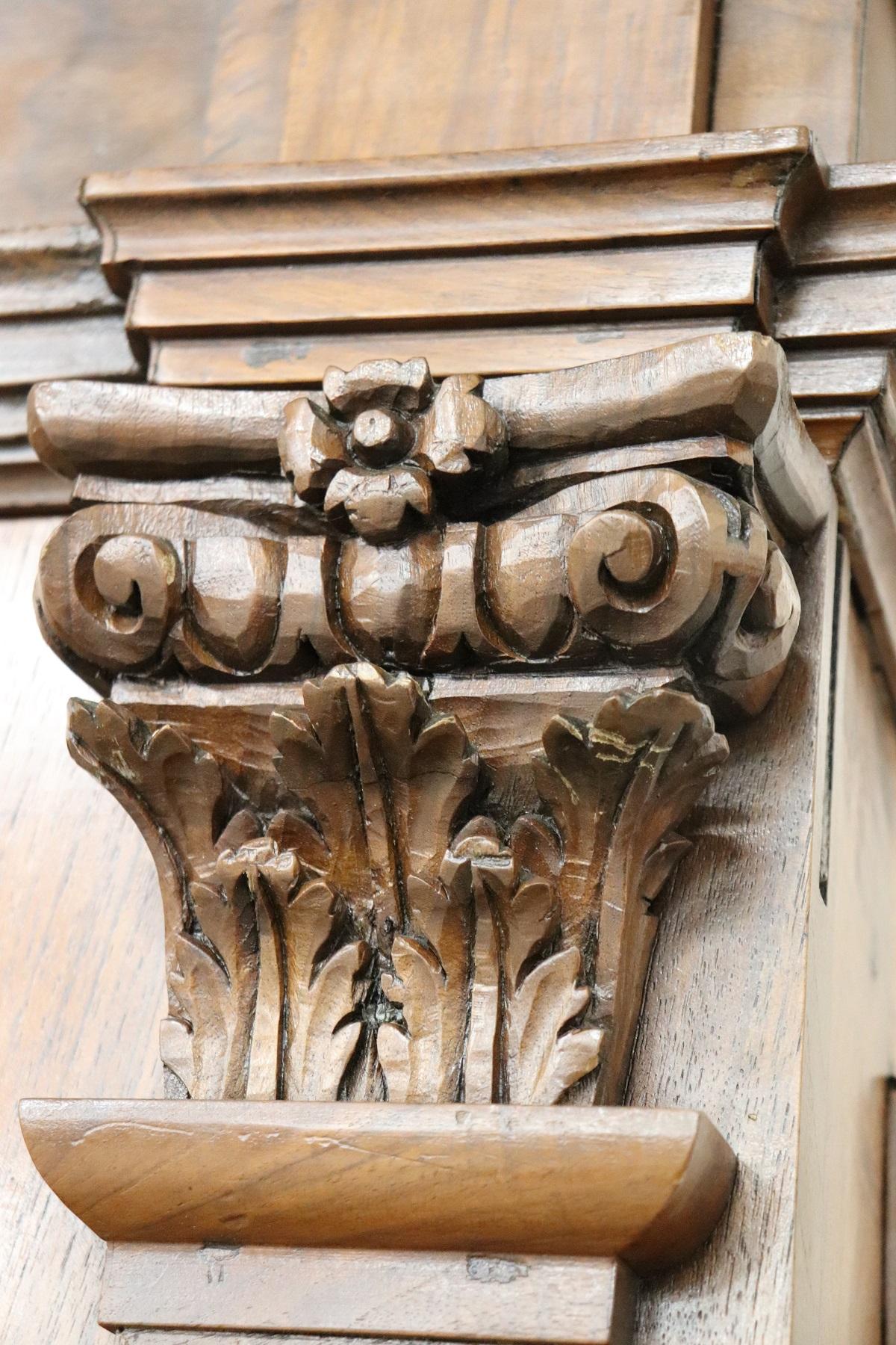 Noce Armadio o guardaroba in legno di noce intagliato Luigi XIV del XVII secolo in vendita