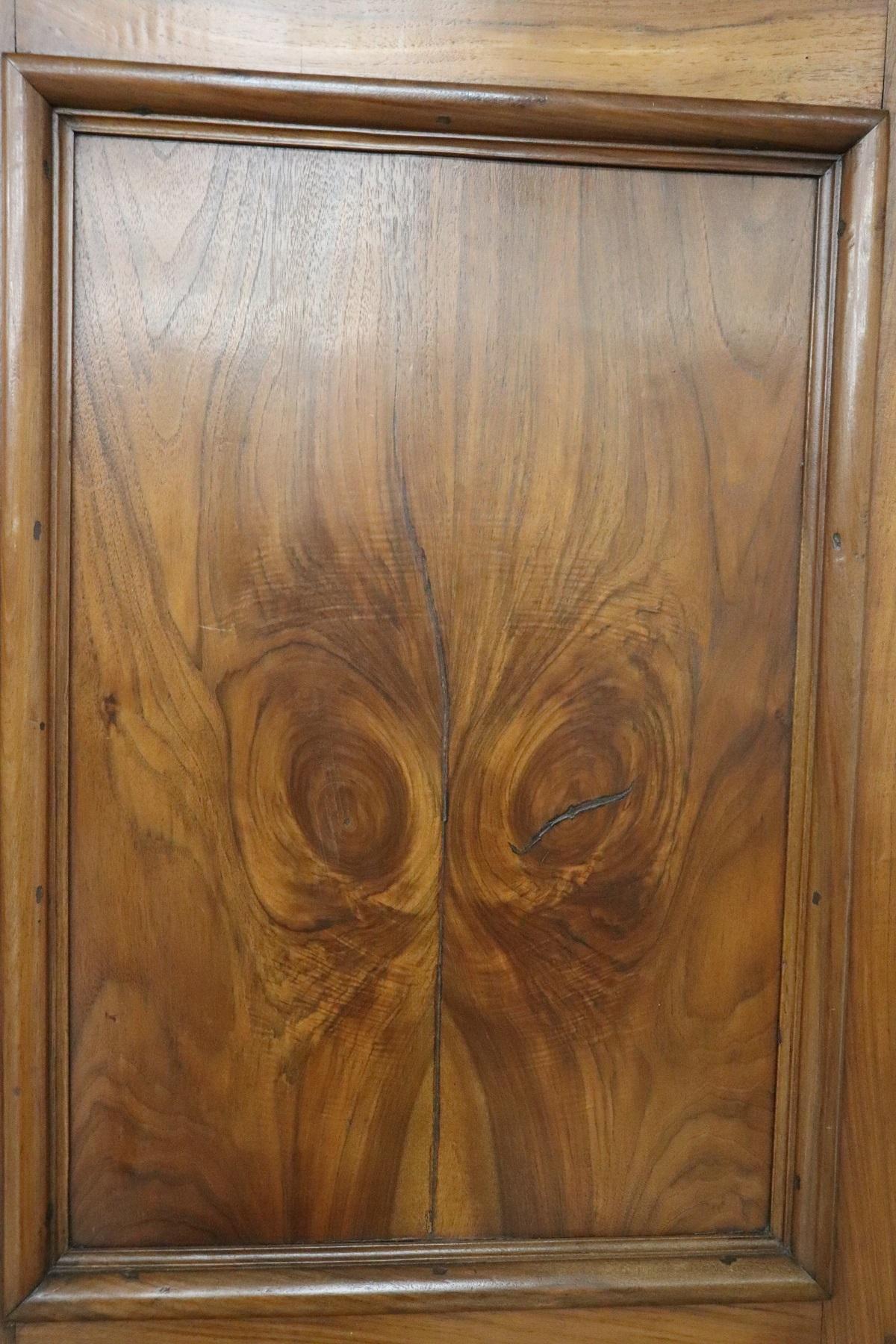 Armadio o guardaroba in legno di noce intagliato Luigi XIV del XVII secolo in vendita 2
