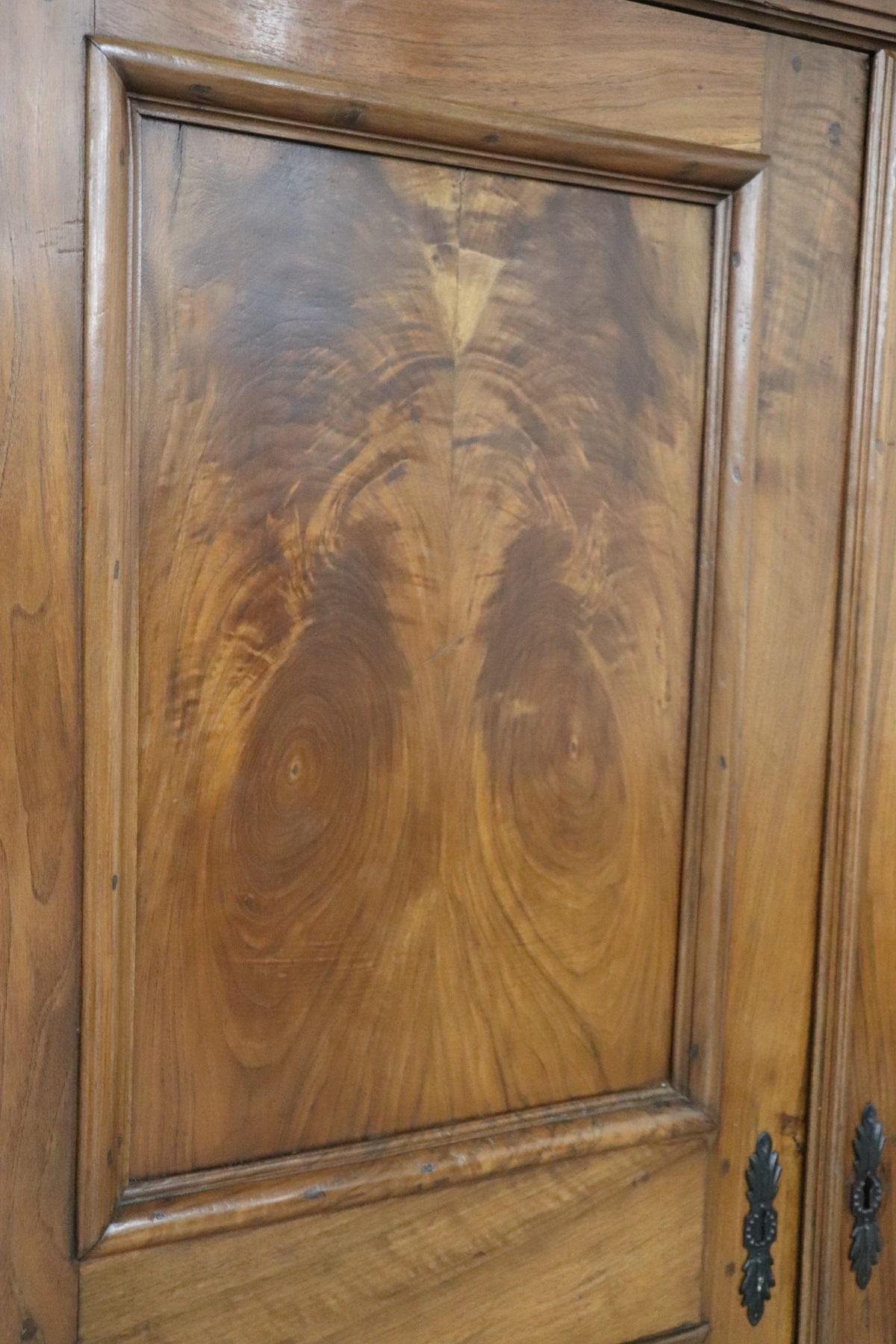 Armadio o guardaroba in legno di noce intagliato Luigi XIV del XVII secolo in vendita 3