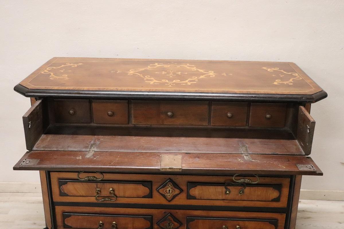 Commode ou commode ancienne du 17e siècle en noyer incrusté de style Louis XIV en vente 3
