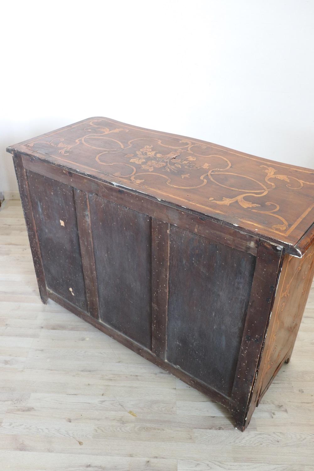 Commode ou commode ancienne du 17e siècle en noyer incrusté de style Louis XIV en vente 1